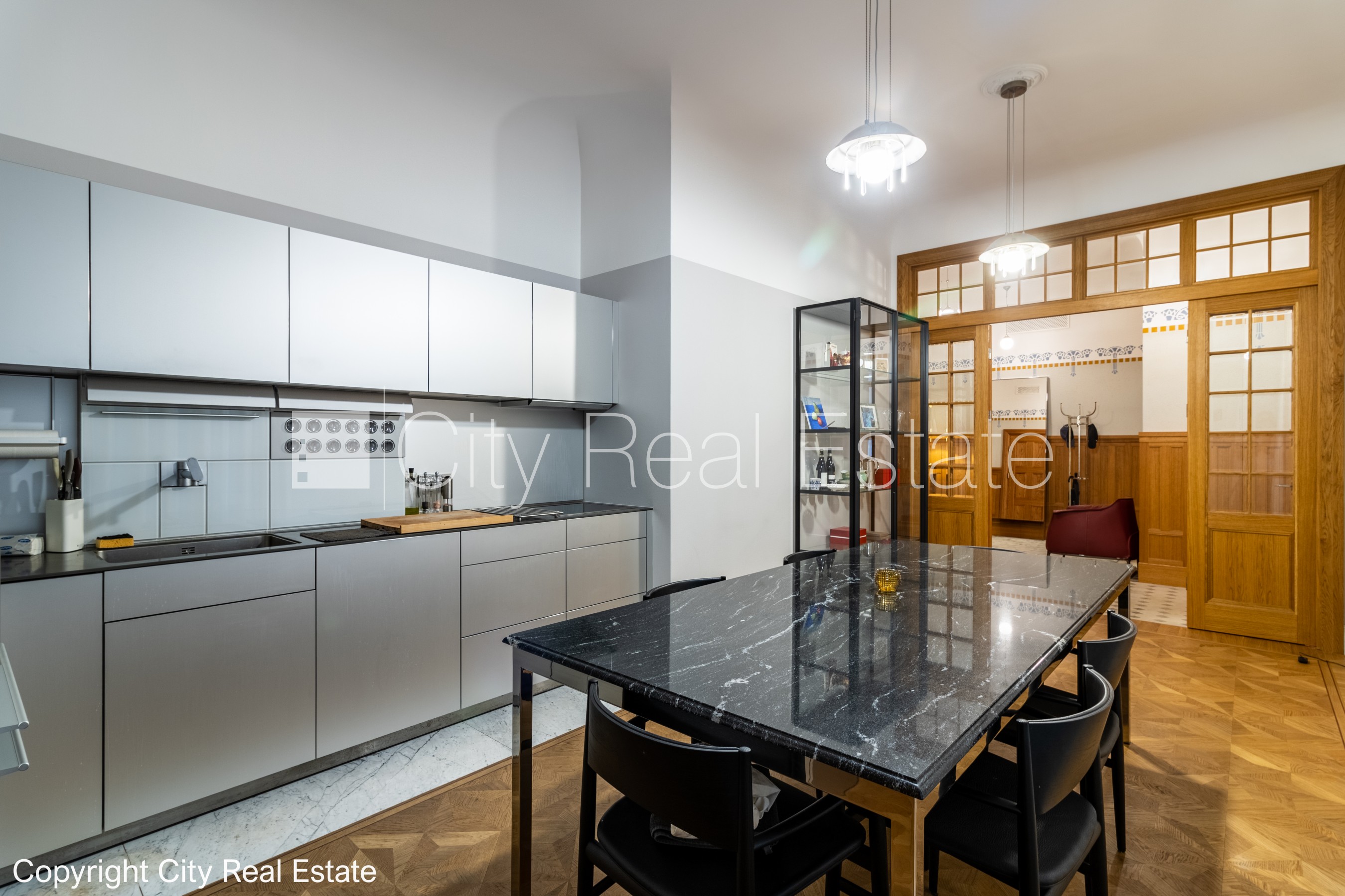 Sludinājumi. Fasādes māja, renovēta māja, slēgts pagalms, vieta automašīnai, ieeja no ielas un pagalma, kāpņu Cena: 700000 EUR Foto #14