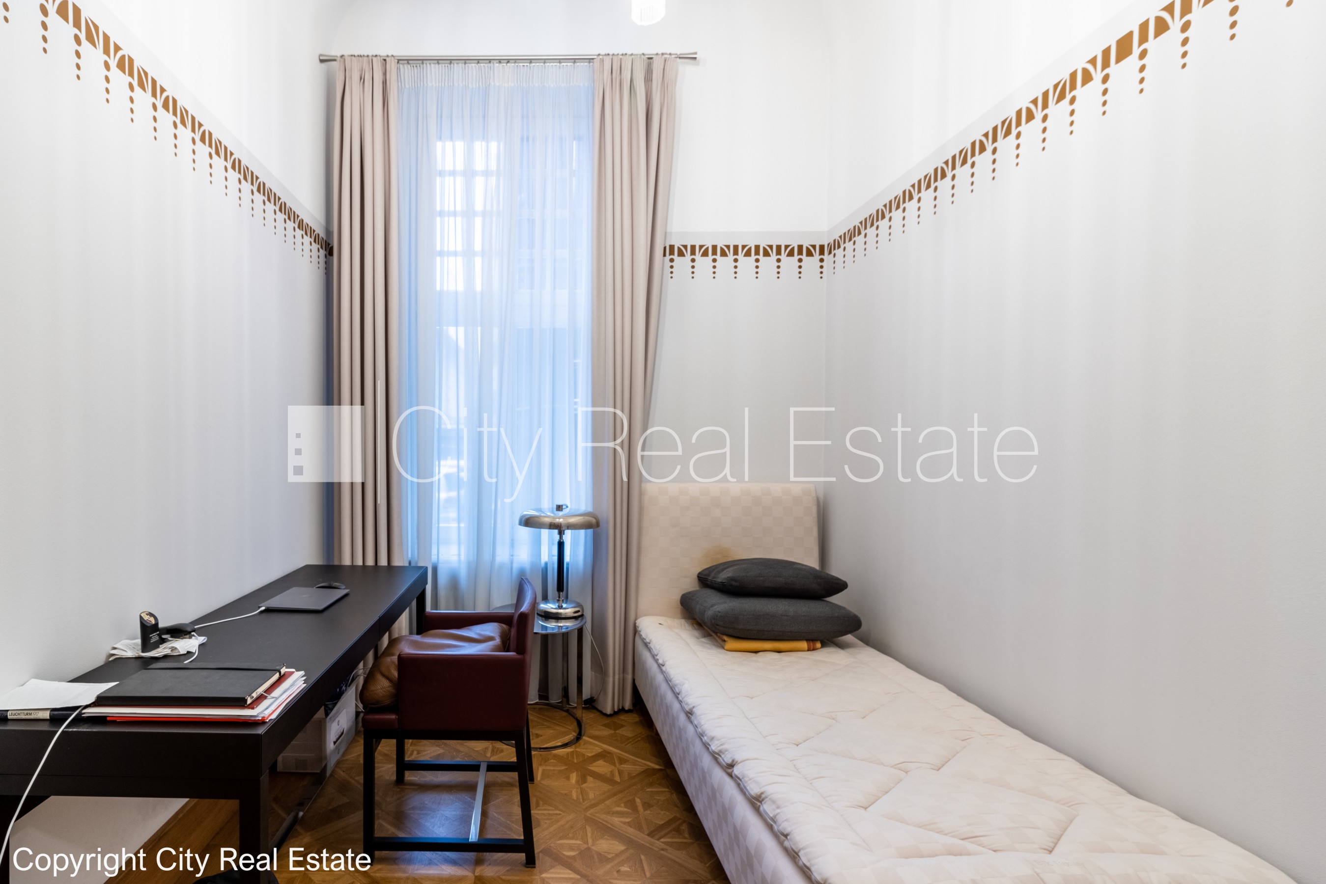 Sludinājumi. Fasādes māja, renovēta māja, slēgts pagalms, vieta automašīnai, ieeja no ielas un pagalma, kāpņu Cena: 700000 EUR Foto #13