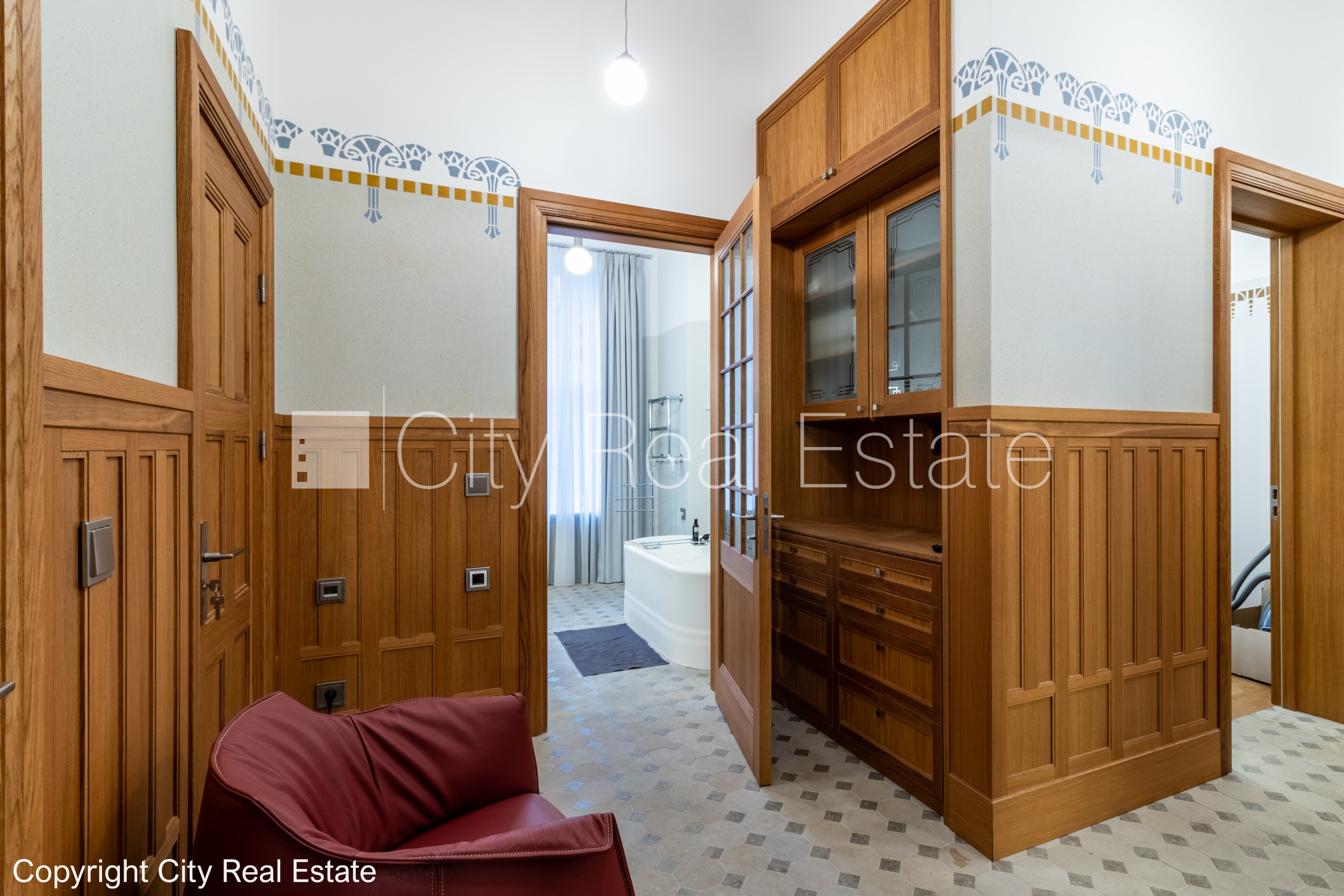 Sludinājumi. Fasādes māja, renovēta māja, slēgts pagalms, vieta automašīnai, ieeja no ielas un pagalma, kāpņu Cena: 700000 EUR Foto #8