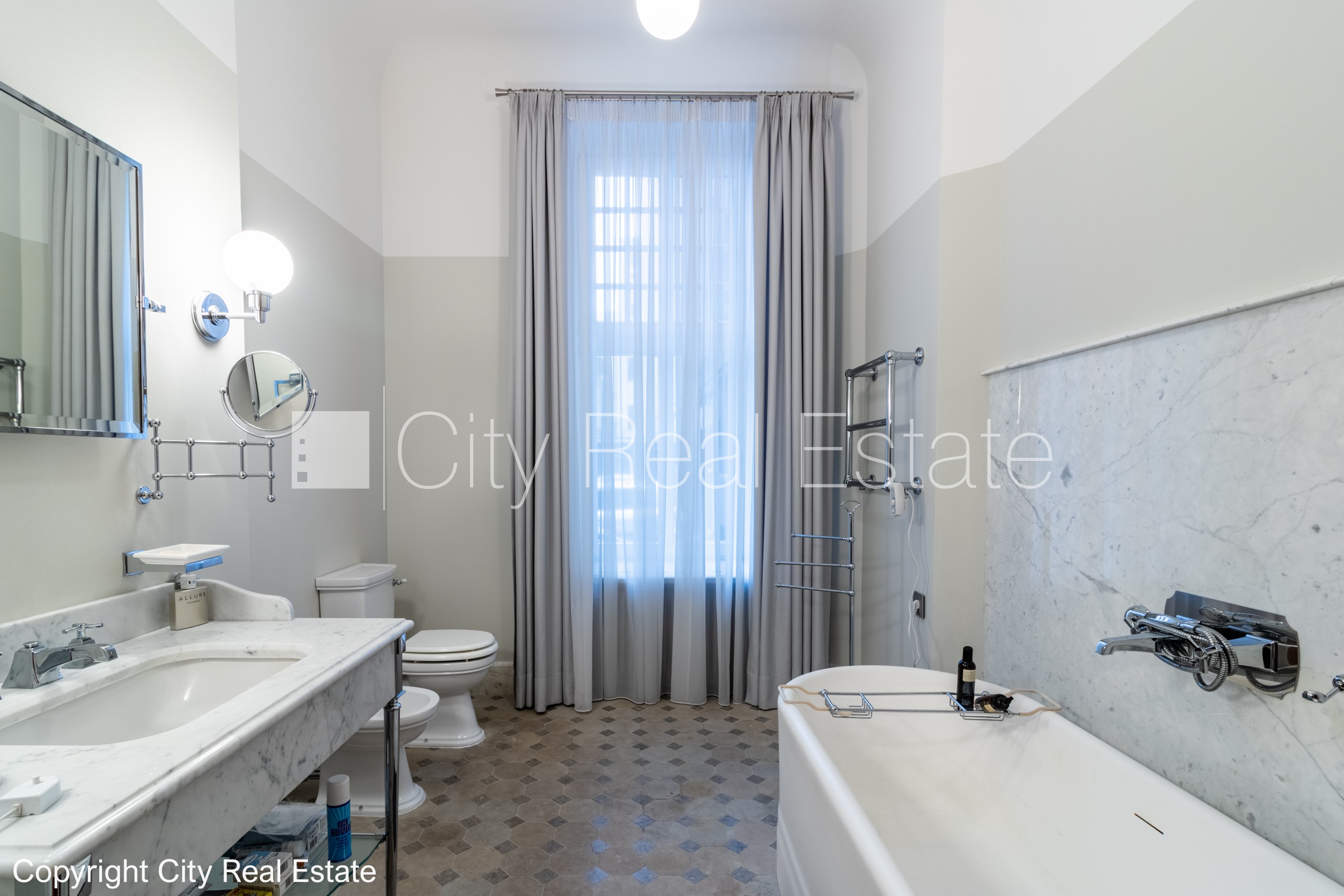 Sludinājumi. Fasādes māja, renovēta māja, slēgts pagalms, vieta automašīnai, ieeja no ielas un pagalma, kāpņu Cena: 700000 EUR Foto #10