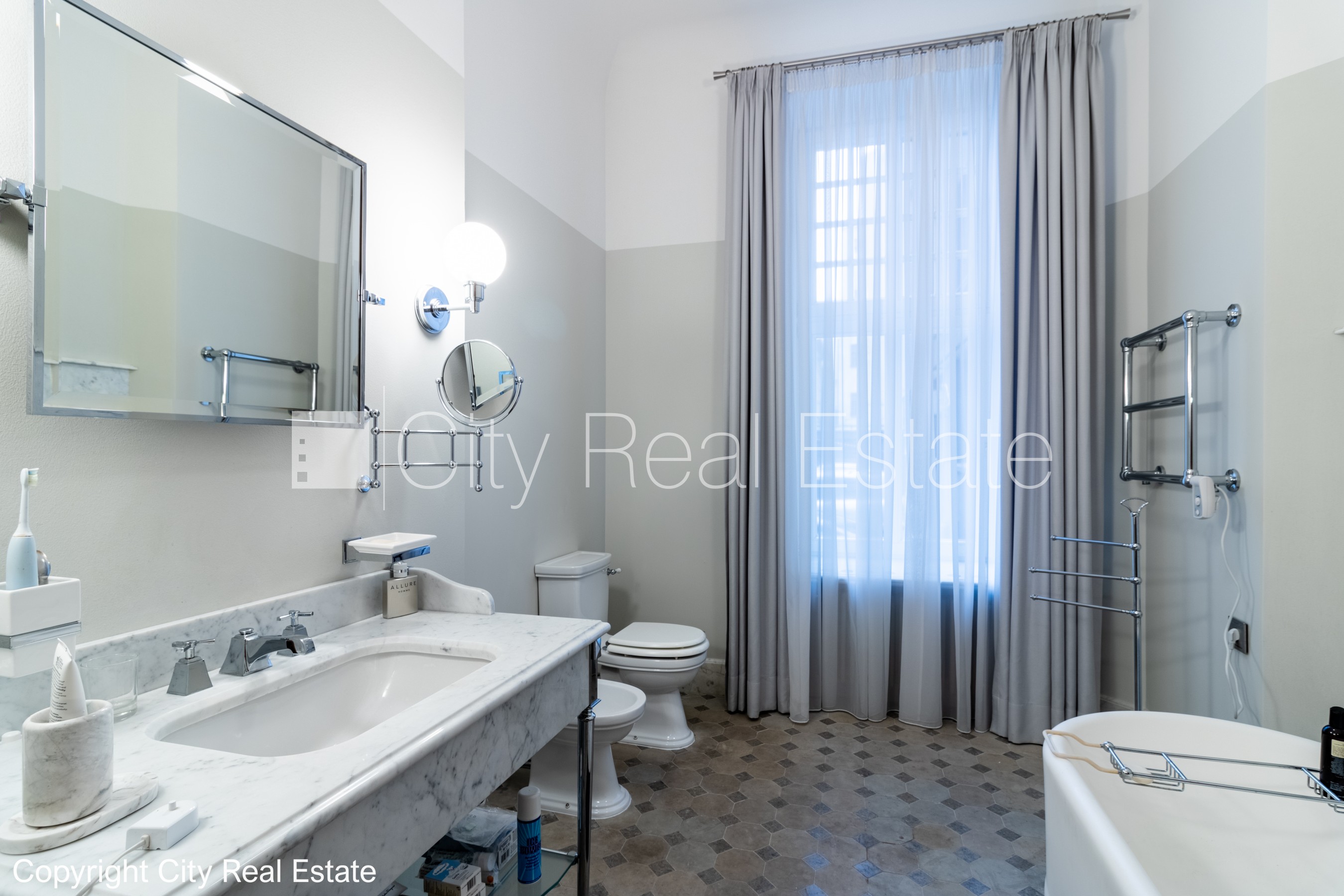 Sludinājumi. Fasādes māja, renovēta māja, slēgts pagalms, vieta automašīnai, ieeja no ielas un pagalma, kāpņu Cena: 700000 EUR Foto #9