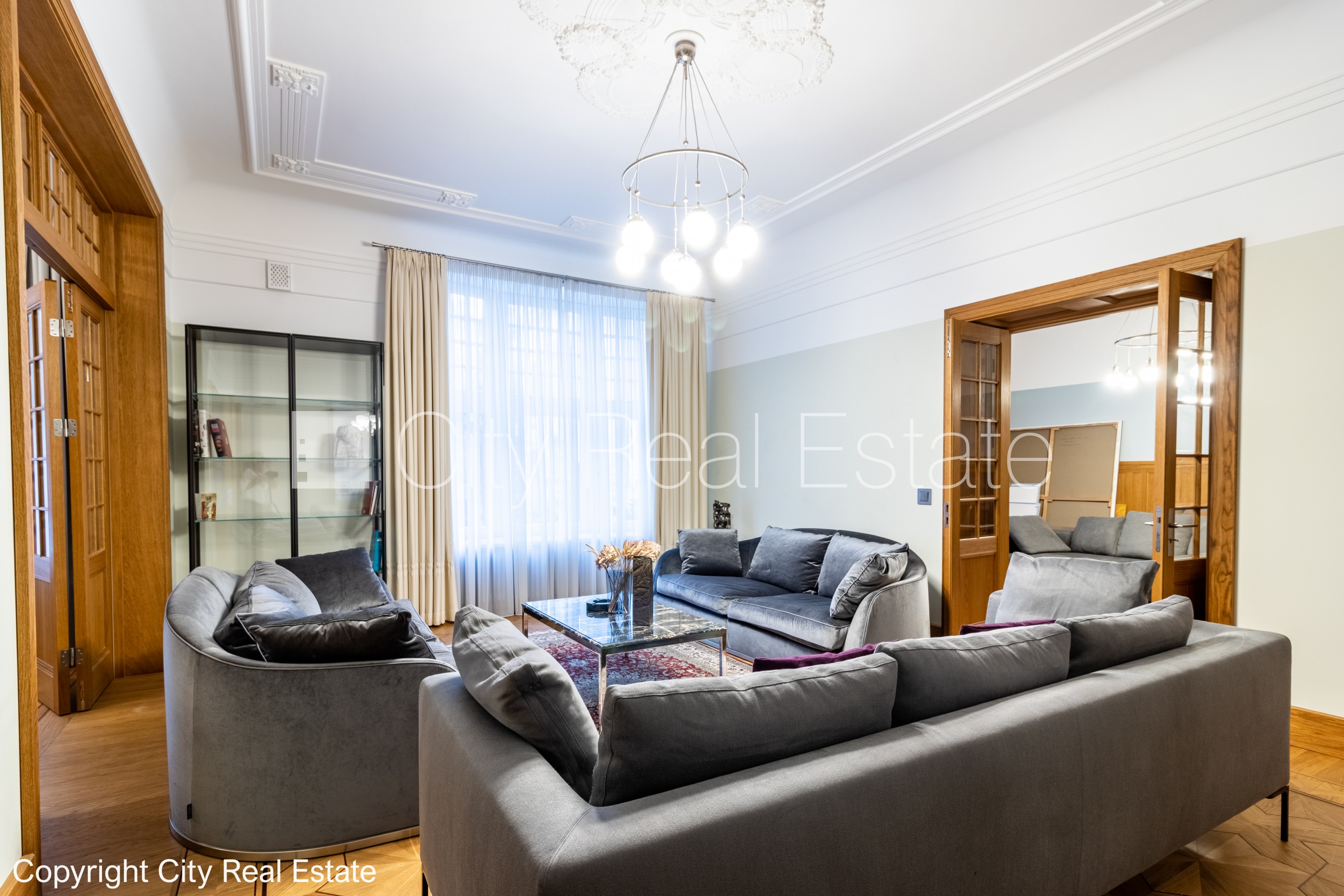 Sludinājumi. Fasādes māja, renovēta māja, slēgts pagalms, vieta automašīnai, ieeja no ielas un pagalma, kāpņu Cena: 700000 EUR Foto #4