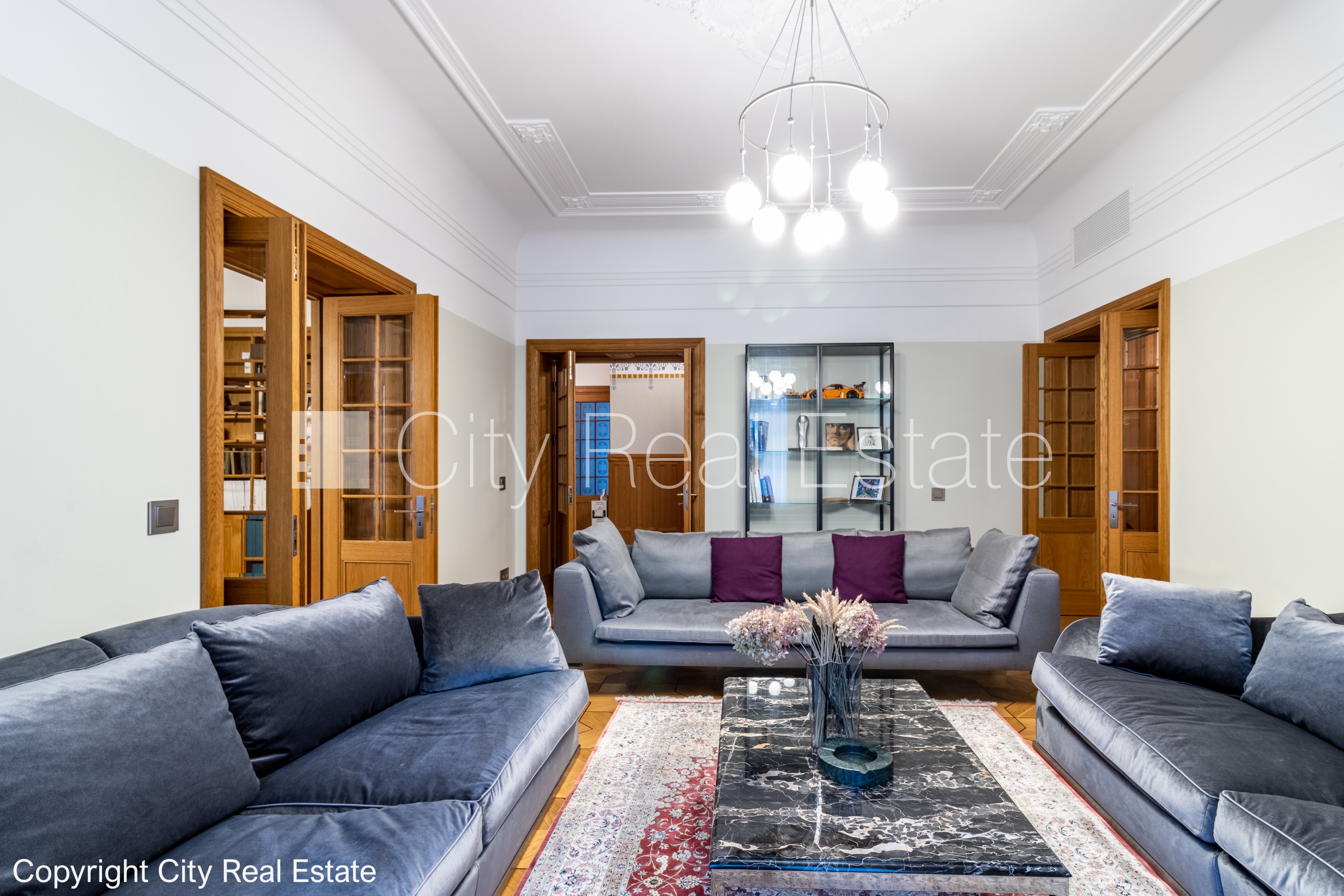 Sludinājumi. Fasādes māja, renovēta māja, slēgts pagalms, vieta automašīnai, ieeja no ielas un pagalma, kāpņu Cena: 700000 EUR Foto #1