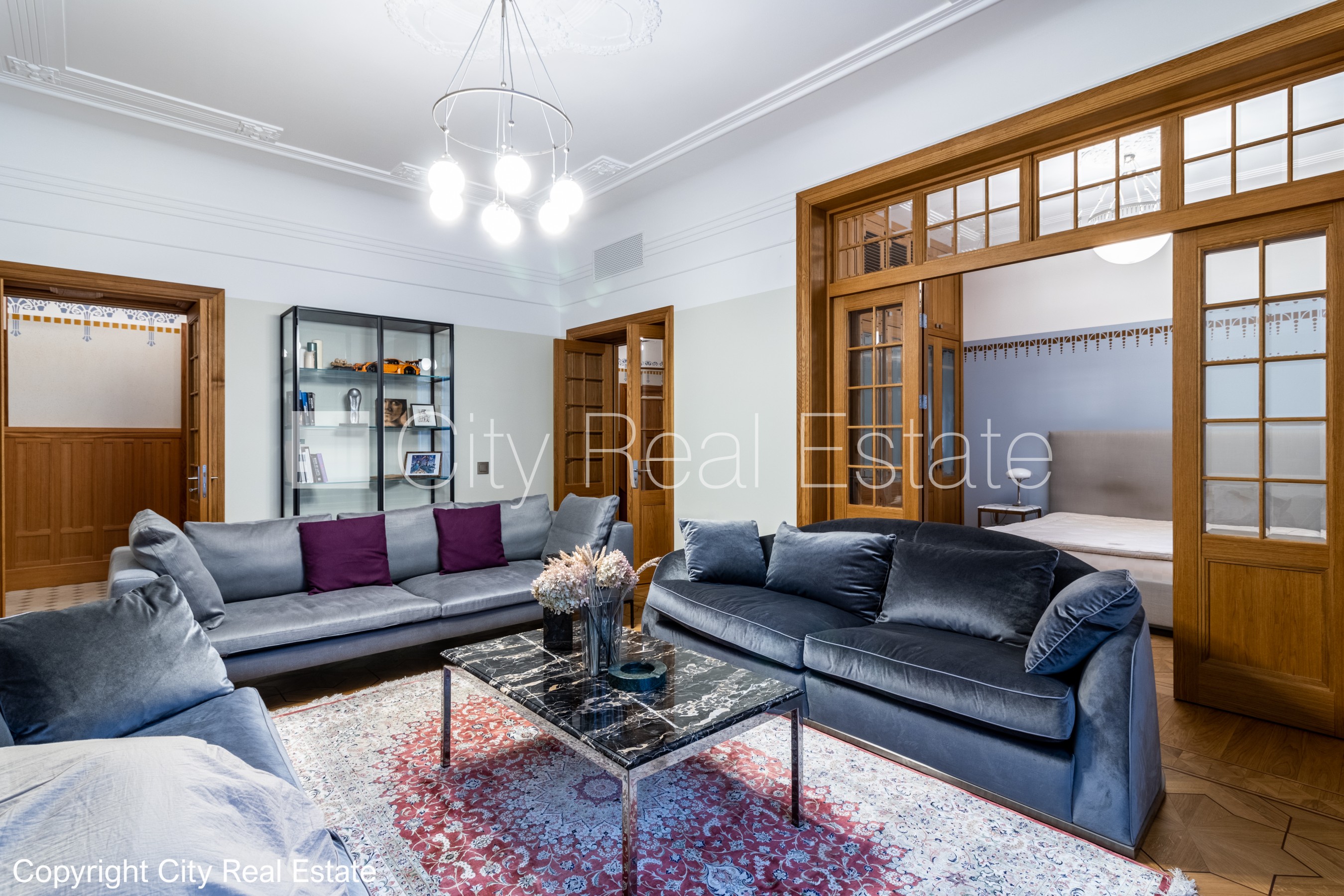 Sludinājumi. Fasādes māja, renovēta māja, slēgts pagalms, vieta automašīnai, ieeja no ielas un pagalma, kāpņu Cena: 700000 EUR Foto #2