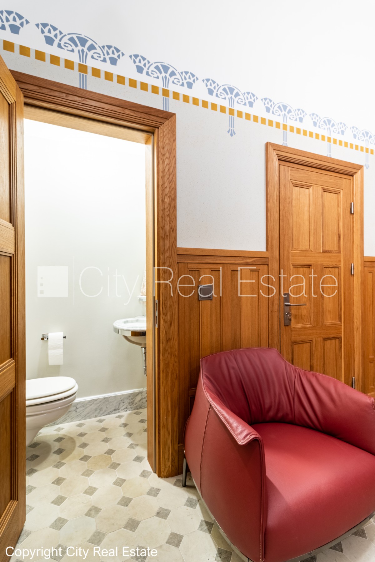 Sludinājumi. Fasādes māja, renovēta māja, slēgts pagalms, vieta automašīnai, ieeja no ielas un pagalma, kāpņu Cena: 700000 EUR Foto #11