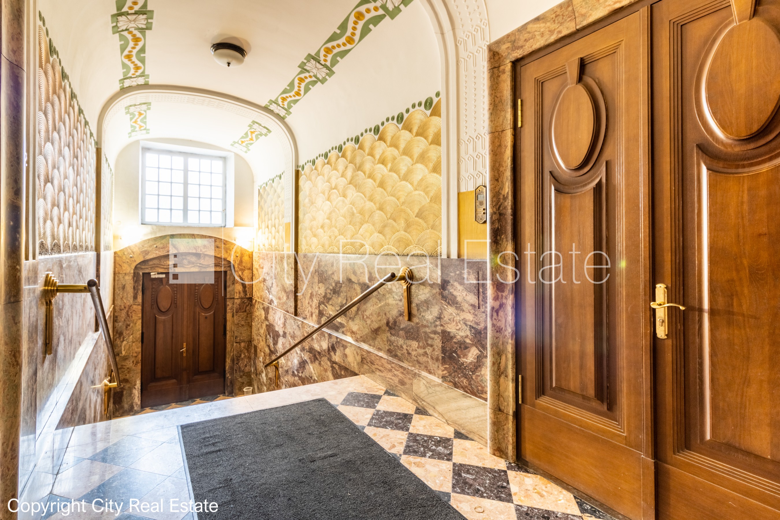 Sludinājumi. Fasādes māja, renovēta māja, slēgts pagalms, vieta automašīnai, ieeja no ielas un pagalma, kāpņu Cena: 700000 EUR Foto #23