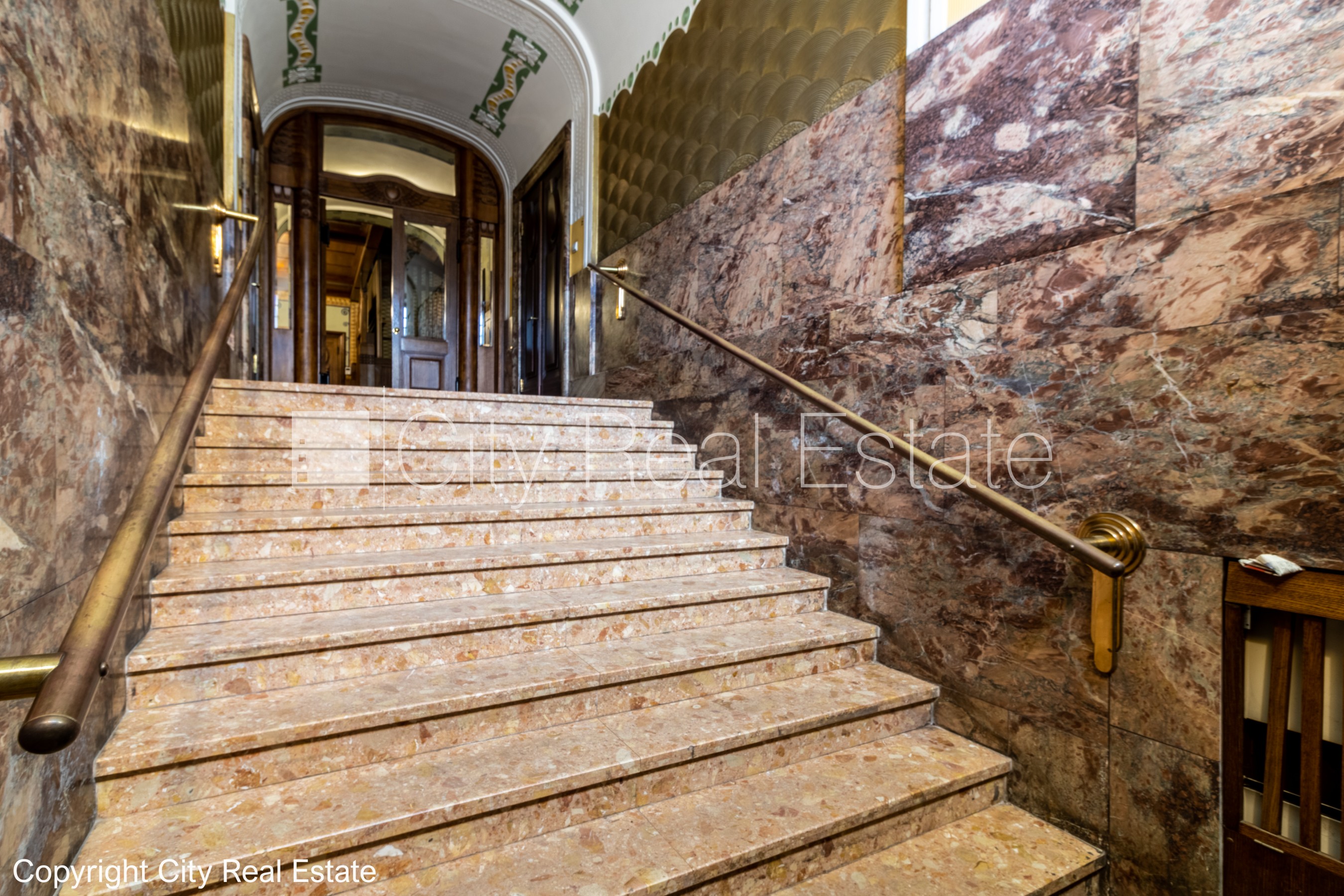 Sludinājumi. Fasādes māja, renovēta māja, slēgts pagalms, vieta automašīnai, ieeja no ielas un pagalma, kāpņu Cena: 700000 EUR Foto #22