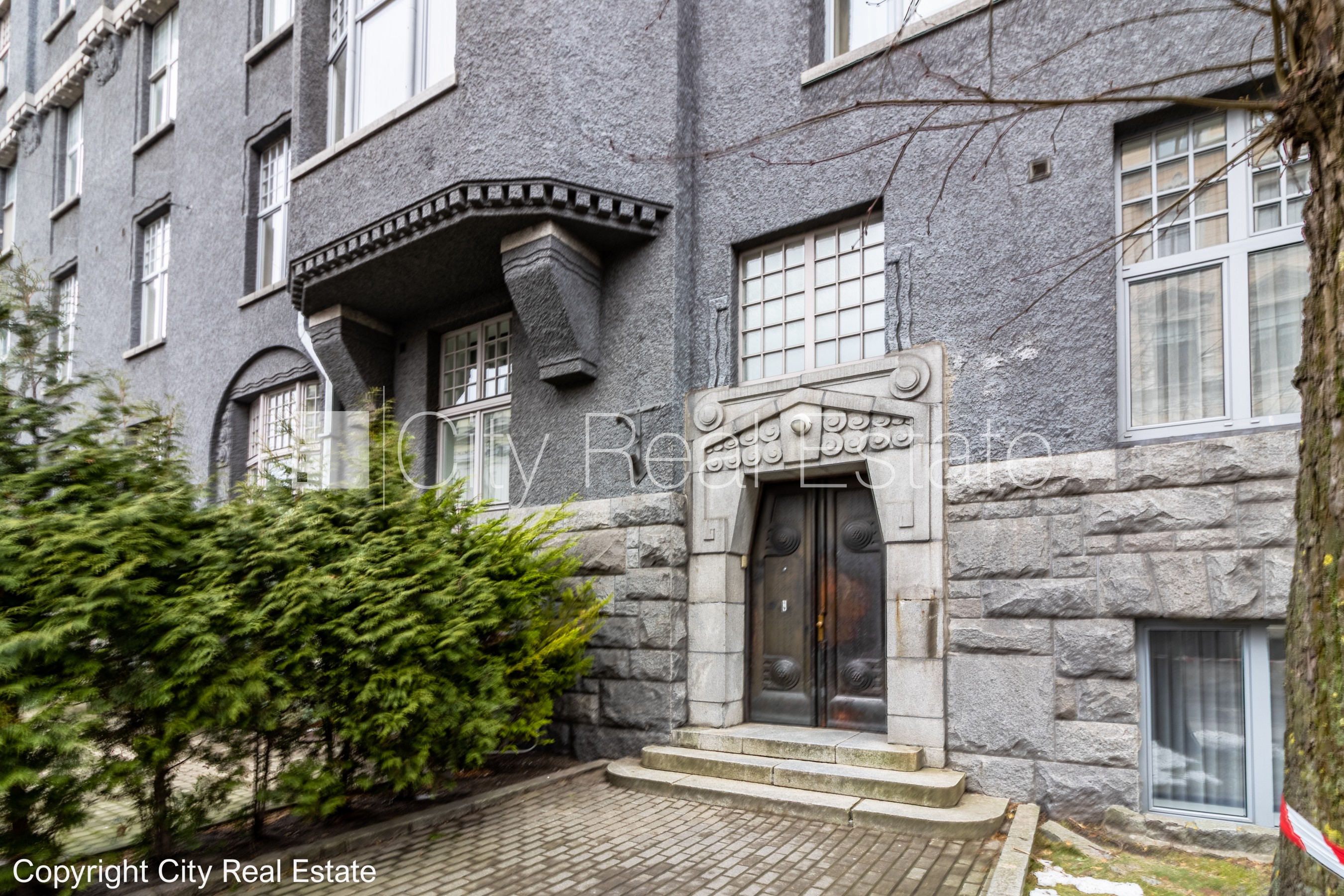 Sludinājumi. Fasādes māja, renovēta māja, slēgts pagalms, vieta automašīnai, ieeja no ielas un pagalma, kāpņu Cena: 700000 EUR Foto #24