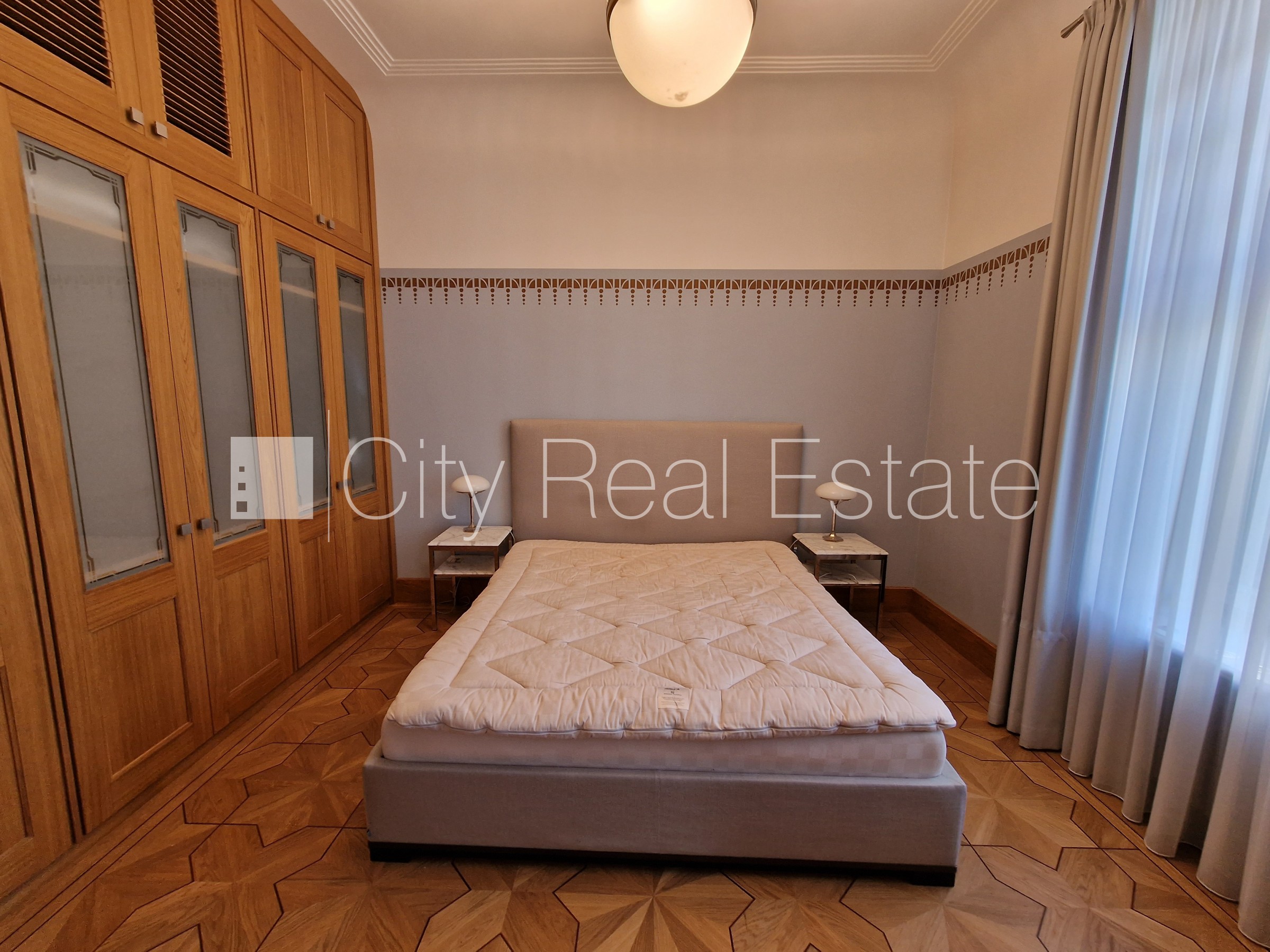 Sludinājumi. Fasādes māja, renovēta māja, slēgts pagalms, vieta automašīnai, ieeja no ielas un pagalma, kāpņu Cena: 700000 EUR Foto #3