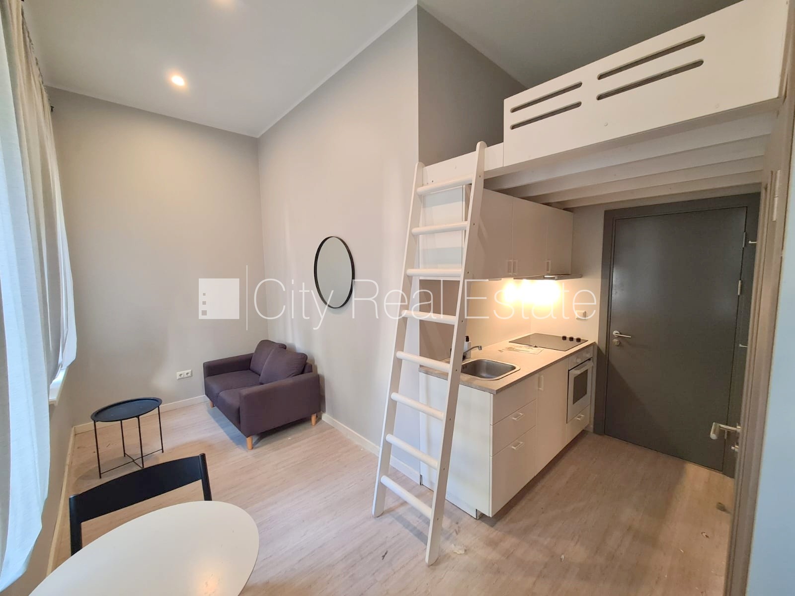 Объявление. Фасадный дом, реновированный дом, закрытый двор, вход с улицы и со двора, лестничная клетка после Цена: 340 EUR/мес. Foto #1