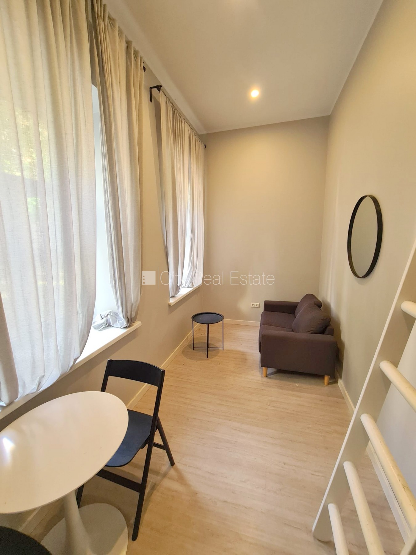 Объявление. Фасадный дом, реновированный дом, закрытый двор, вход с улицы и со двора, лестничная клетка после Цена: 340 EUR/мес. Foto #4