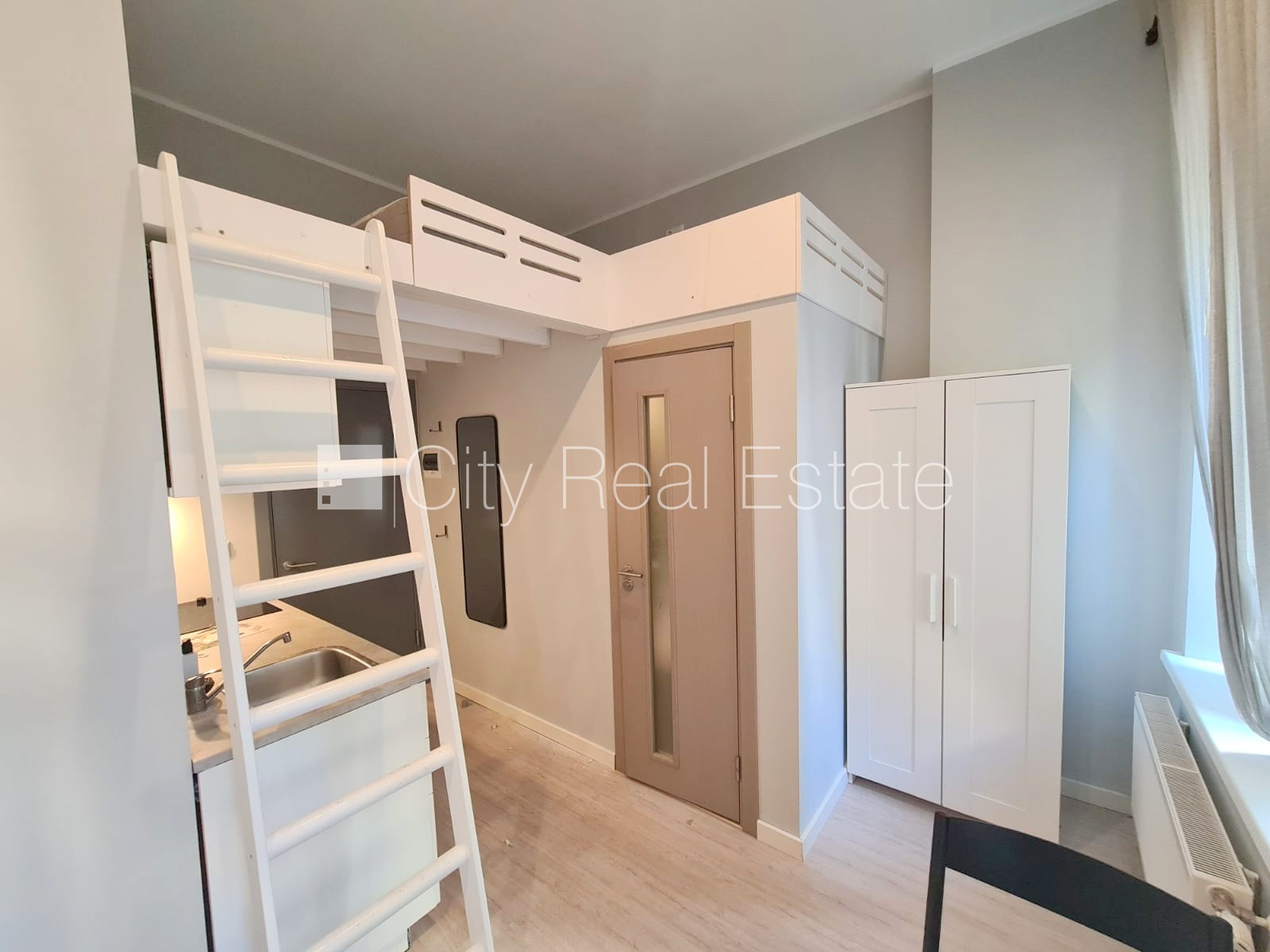 Объявление. Фасадный дом, реновированный дом, закрытый двор, вход с улицы и со двора, лестничная клетка после Цена: 340 EUR/мес. Foto #5