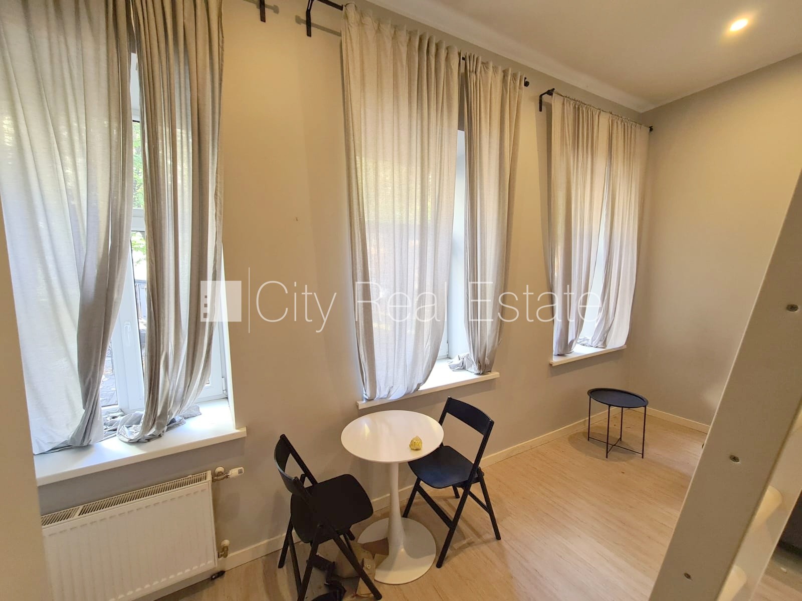 Объявление. Фасадный дом, реновированный дом, закрытый двор, вход с улицы и со двора, лестничная клетка после Цена: 340 EUR/мес. Foto #2