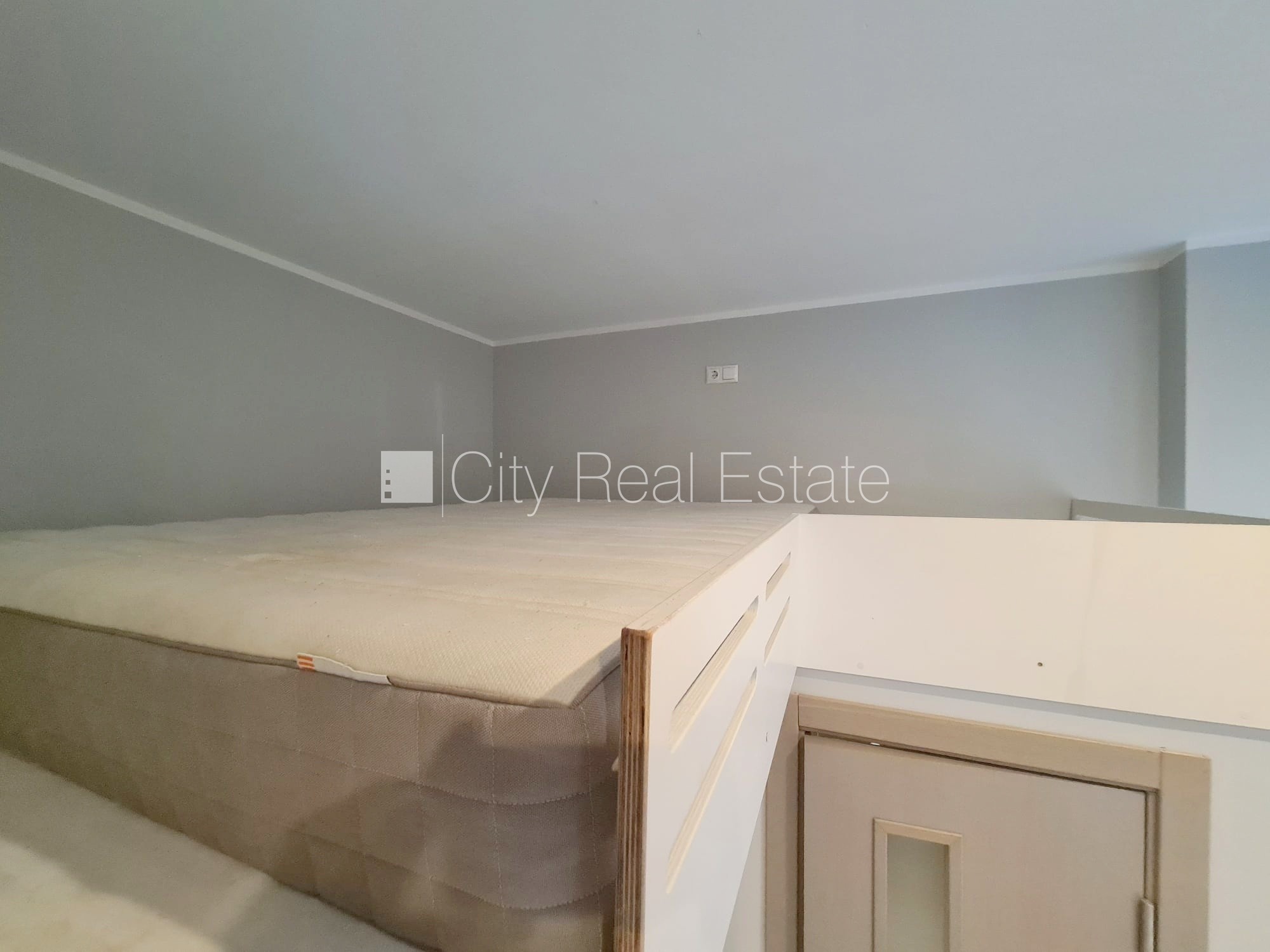 Объявление. Фасадный дом, реновированный дом, закрытый двор, вход с улицы и со двора, лестничная клетка после Цена: 340 EUR/мес. Foto #11