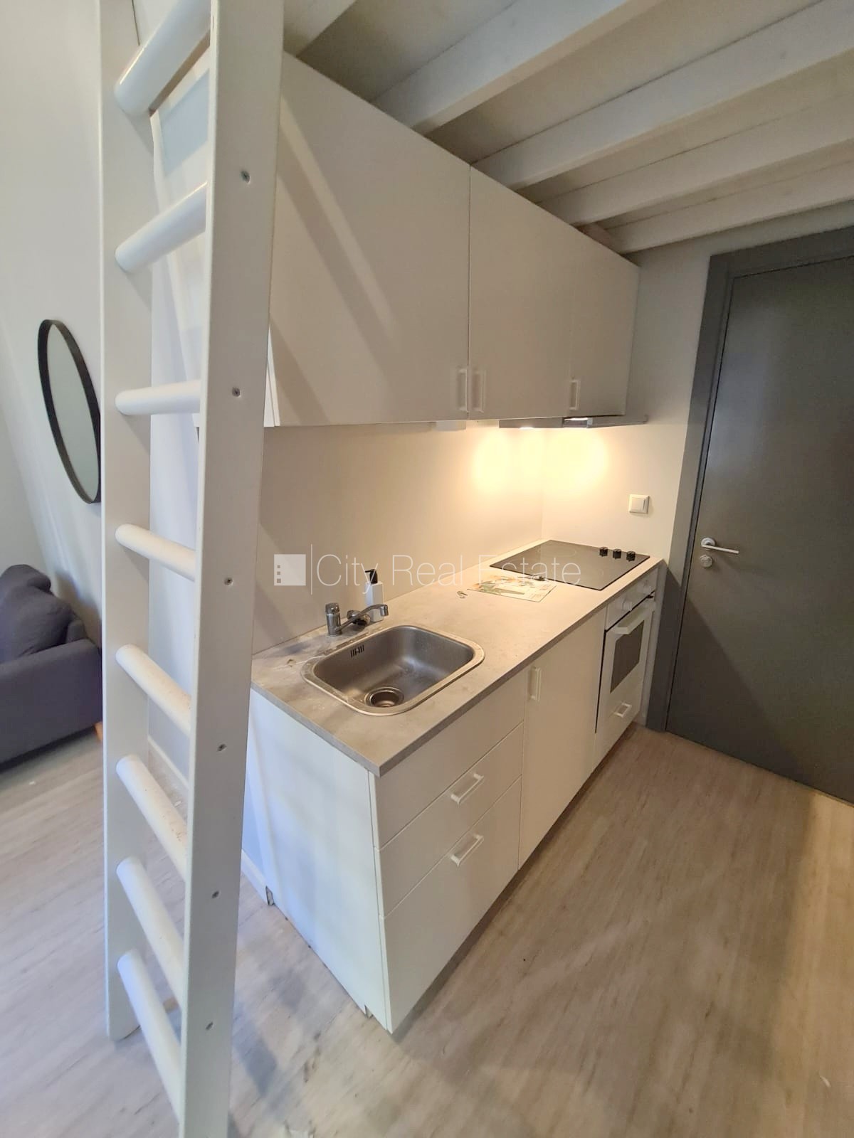 Объявление. Фасадный дом, реновированный дом, закрытый двор, вход с улицы и со двора, лестничная клетка после Цена: 340 EUR/мес. Foto #10