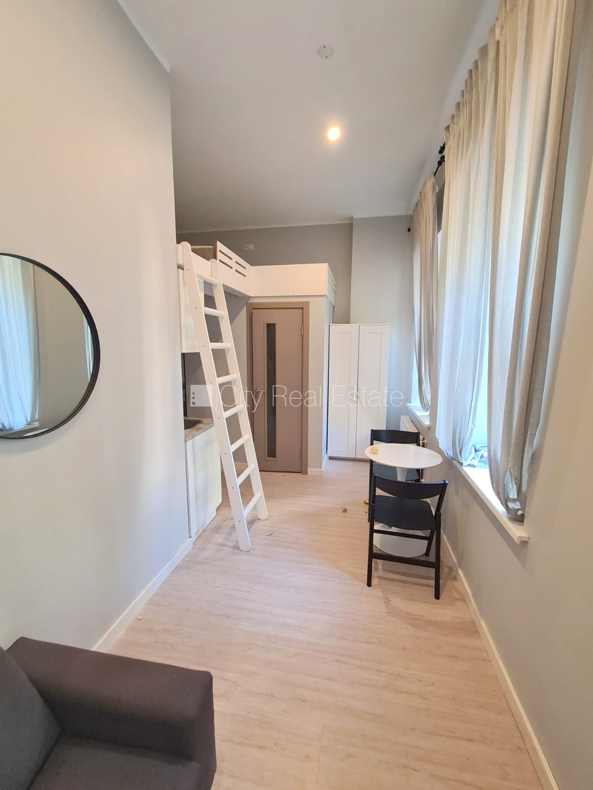 Объявление. Фасадный дом, реновированный дом, закрытый двор, вход с улицы и со двора, лестничная клетка после Цена: 340 EUR/мес. Foto #6