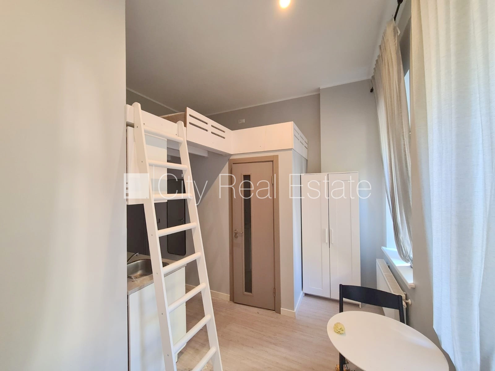 Объявление. Фасадный дом, реновированный дом, закрытый двор, вход с улицы и со двора, лестничная клетка после Цена: 340 EUR/мес. Foto #7