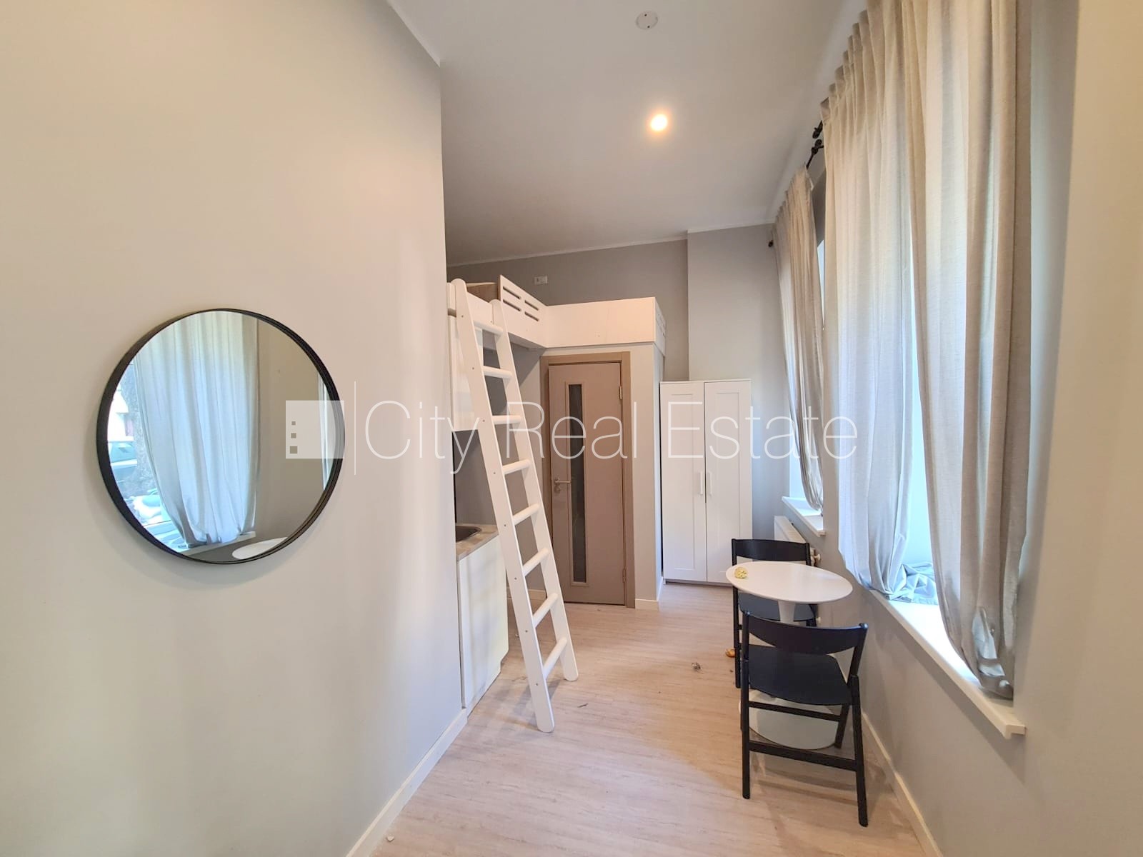 Объявление. Фасадный дом, реновированный дом, закрытый двор, вход с улицы и со двора, лестничная клетка после Цена: 340 EUR/мес. Foto #8