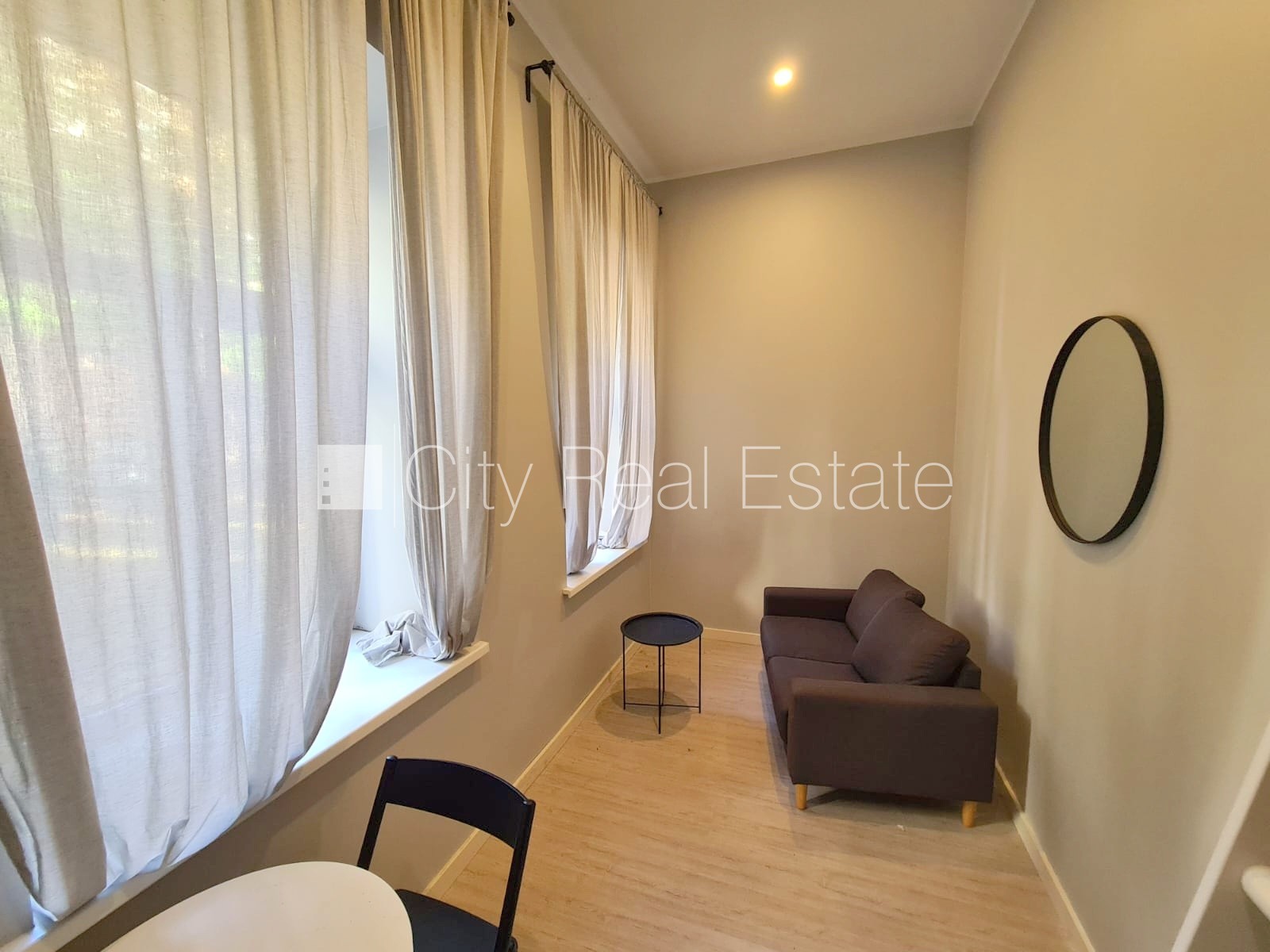 Объявление. Фасадный дом, реновированный дом, закрытый двор, вход с улицы и со двора, лестничная клетка после Цена: 340 EUR/мес. Foto #3