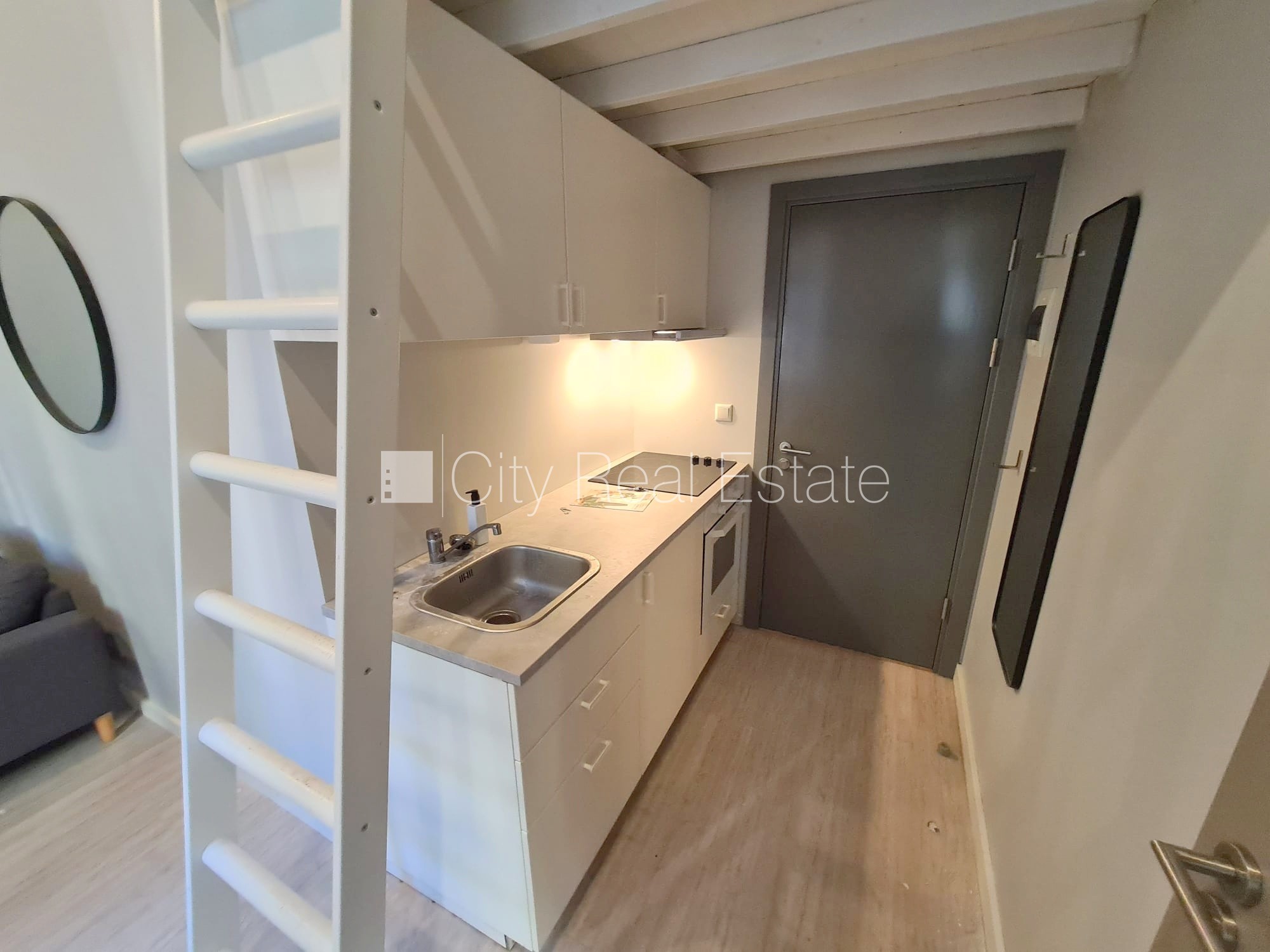 Объявление. Фасадный дом, реновированный дом, закрытый двор, вход с улицы и со двора, лестничная клетка после Цена: 340 EUR/мес. Foto #9