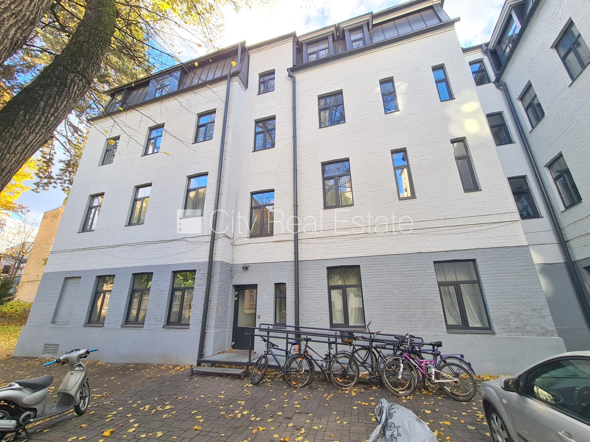 Объявление. Фасадный дом, реновированный дом, закрытый двор, вход с улицы и со двора, лестничная клетка после Цена: 340 EUR/мес. Foto #18