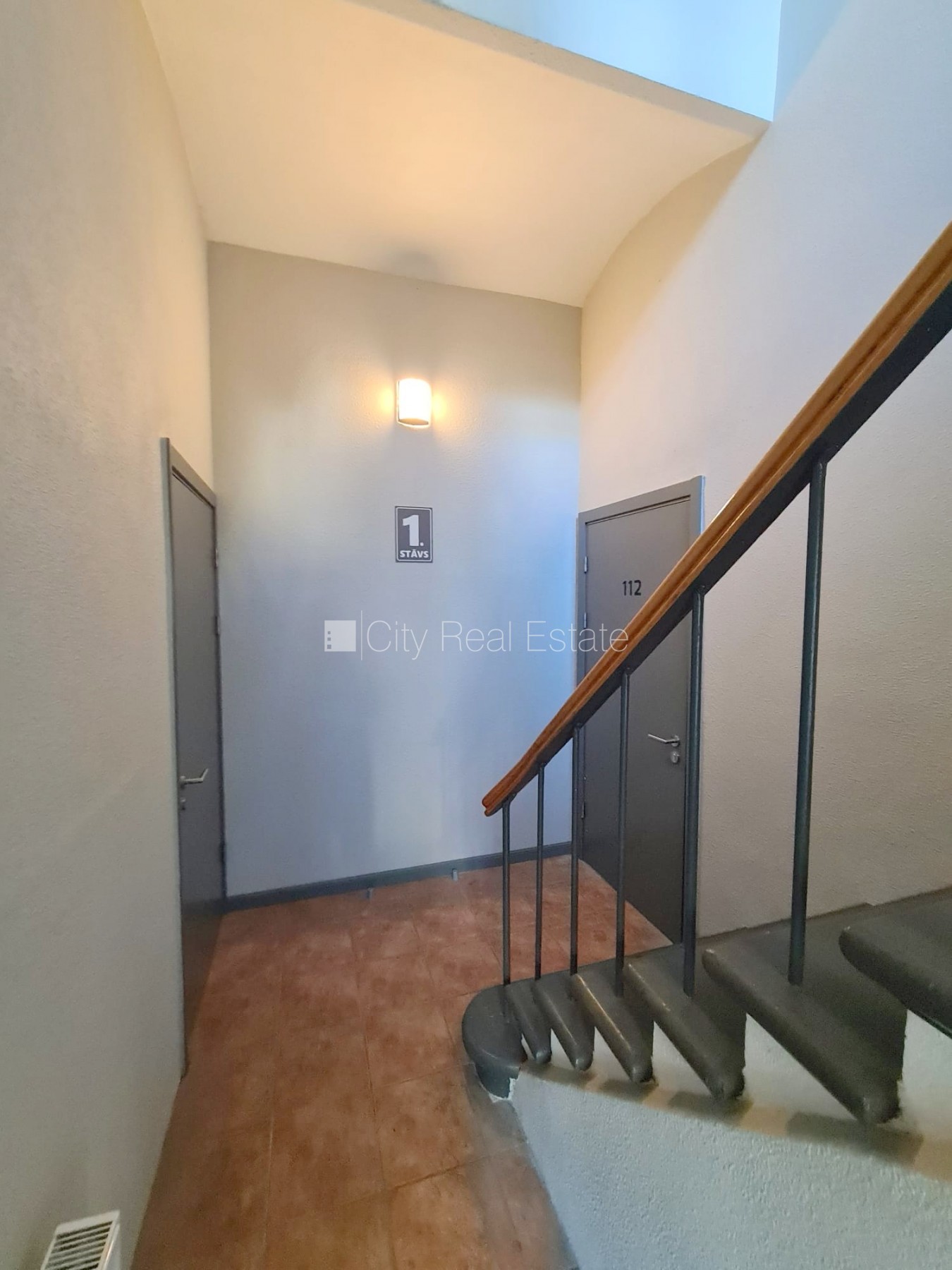 Объявление. Фасадный дом, реновированный дом, закрытый двор, вход с улицы и со двора, лестничная клетка после Цена: 340 EUR/мес. Foto #14