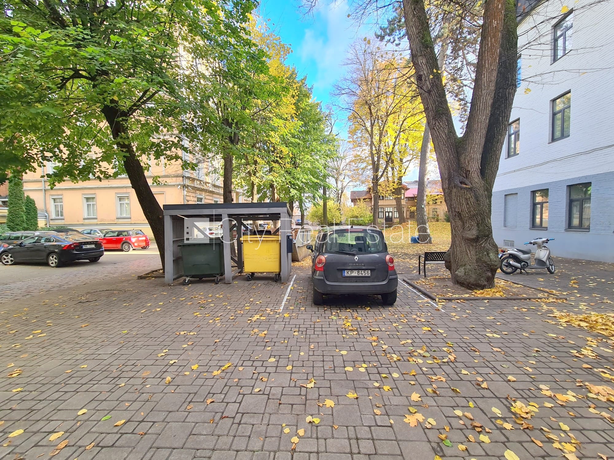 Объявление. Фасадный дом, реновированный дом, закрытый двор, вход с улицы и со двора, лестничная клетка после Цена: 340 EUR/мес. Foto #17