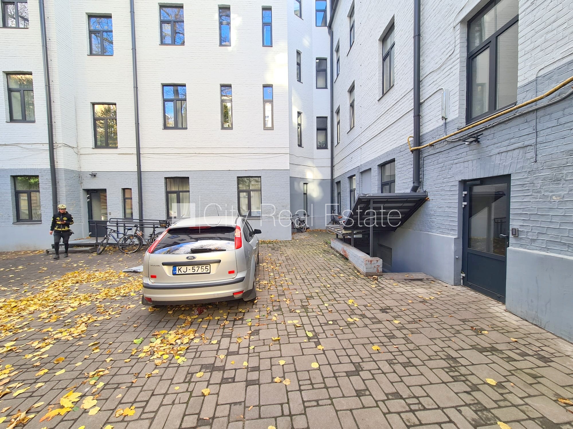 Объявление. Фасадный дом, реновированный дом, закрытый двор, вход с улицы и со двора, лестничная клетка после Цена: 340 EUR/мес. Foto #19