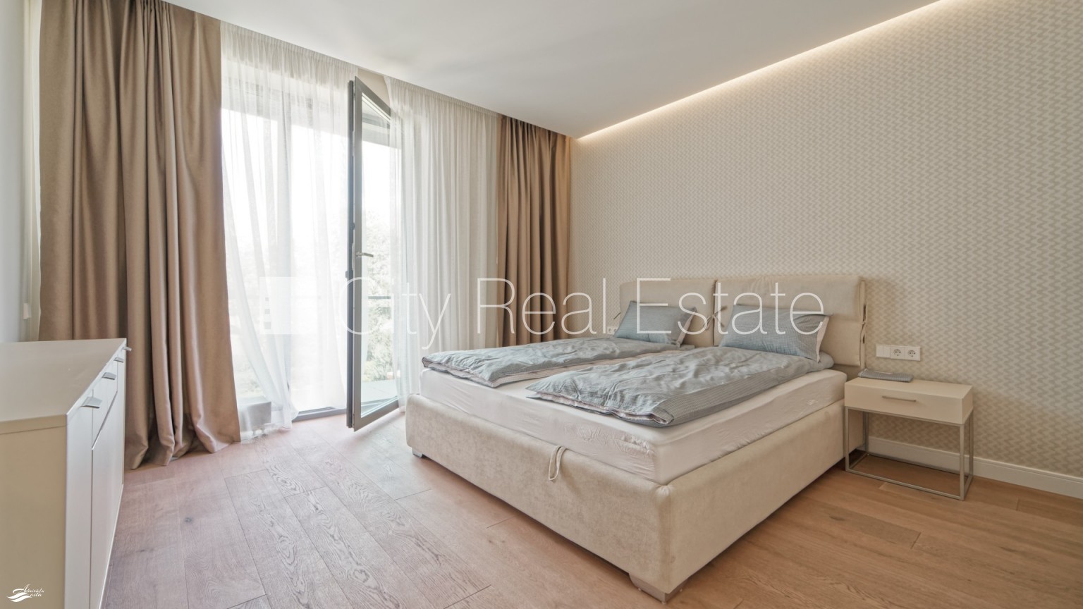 Sludinājumi. Jaunceltne, labiekārtots apzaļumots pagalms, slēgts pagalms, iežogota teritorija ar metāla sētu, Cena: 1800 EUR/mēn Foto #2