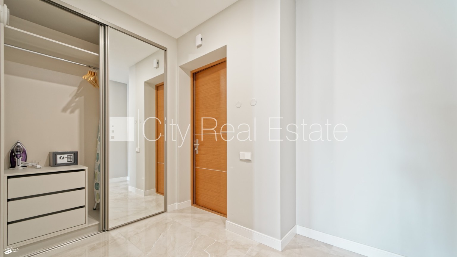 Sludinājumi. Jaunceltne, labiekārtots apzaļumots pagalms, slēgts pagalms, iežogota teritorija ar metāla sētu, Cena: 1800 EUR/mēn Foto #8