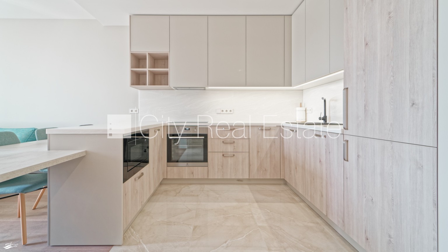 Sludinājumi. Jaunceltne, labiekārtots apzaļumots pagalms, slēgts pagalms, iežogota teritorija ar metāla sētu, Cena: 1800 EUR/mēn Foto #5