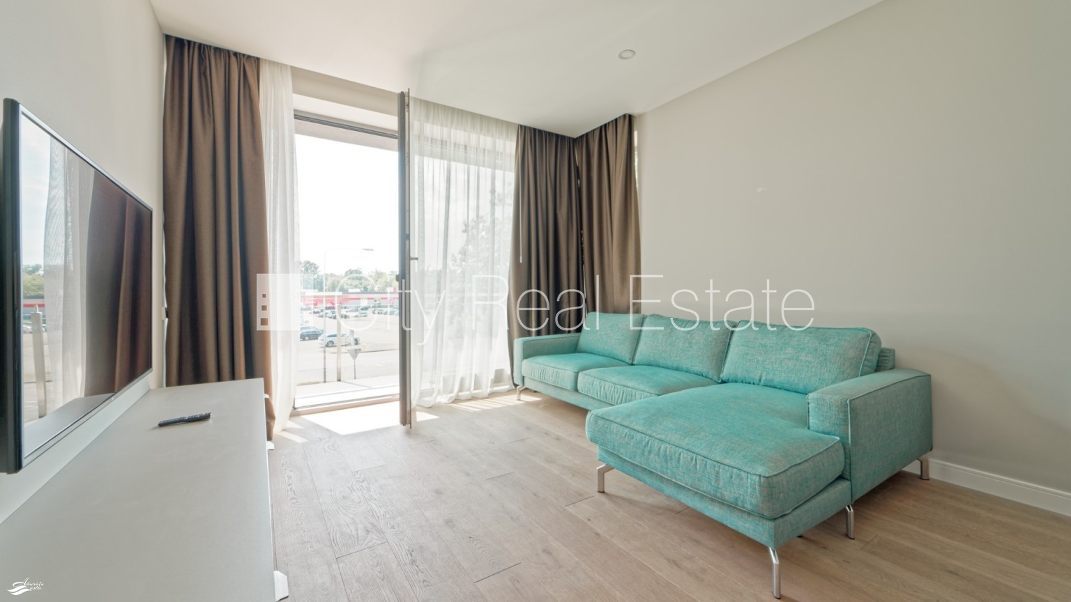 Sludinājumi. Jaunceltne, labiekārtots apzaļumots pagalms, slēgts pagalms, iežogota teritorija ar metāla sētu, Cena: 1800 EUR/mēn Foto #4