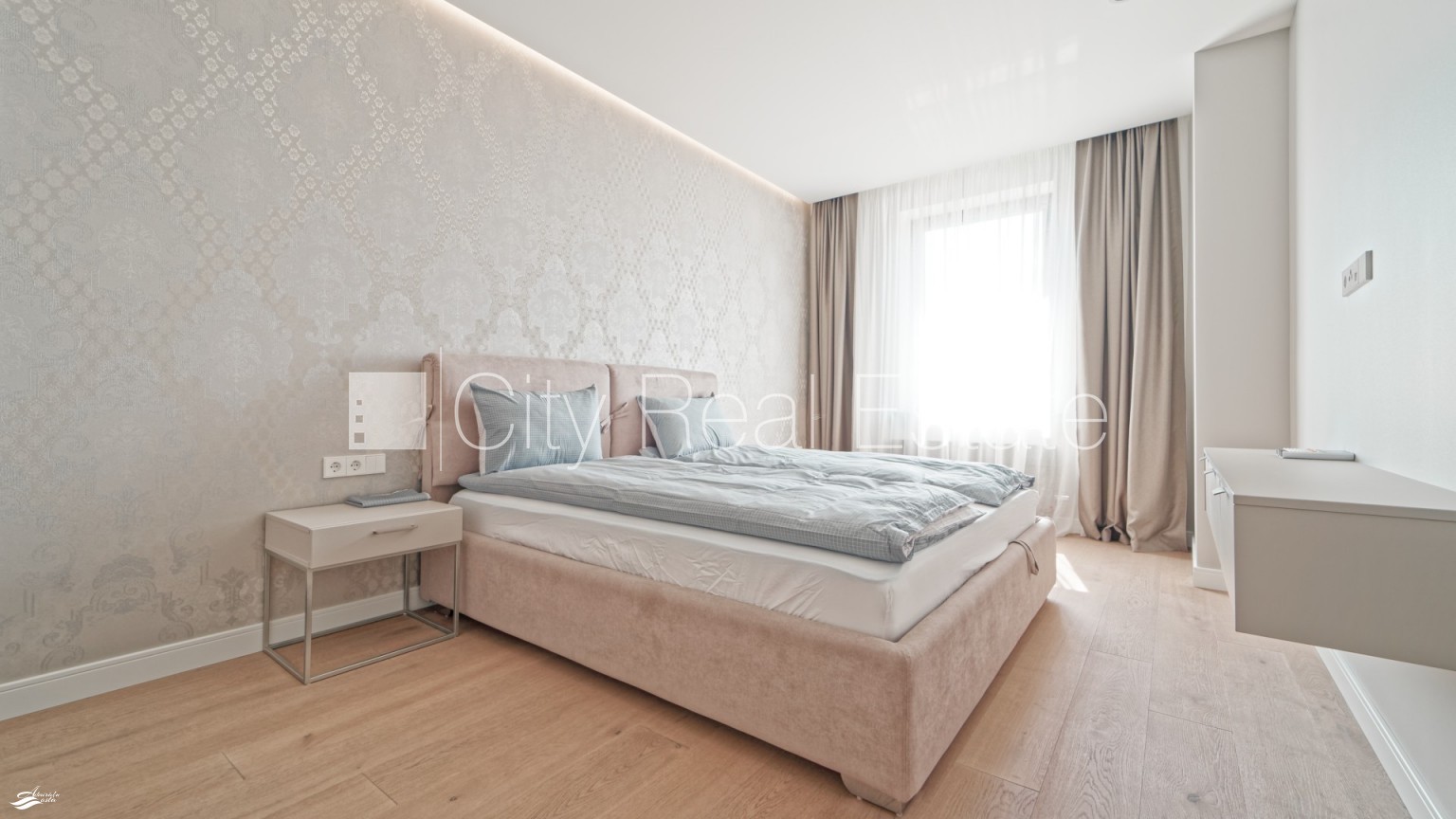 Sludinājumi. Jaunceltne, labiekārtots apzaļumots pagalms, slēgts pagalms, iežogota teritorija ar metāla sētu, Cena: 1800 EUR/mēn Foto #1