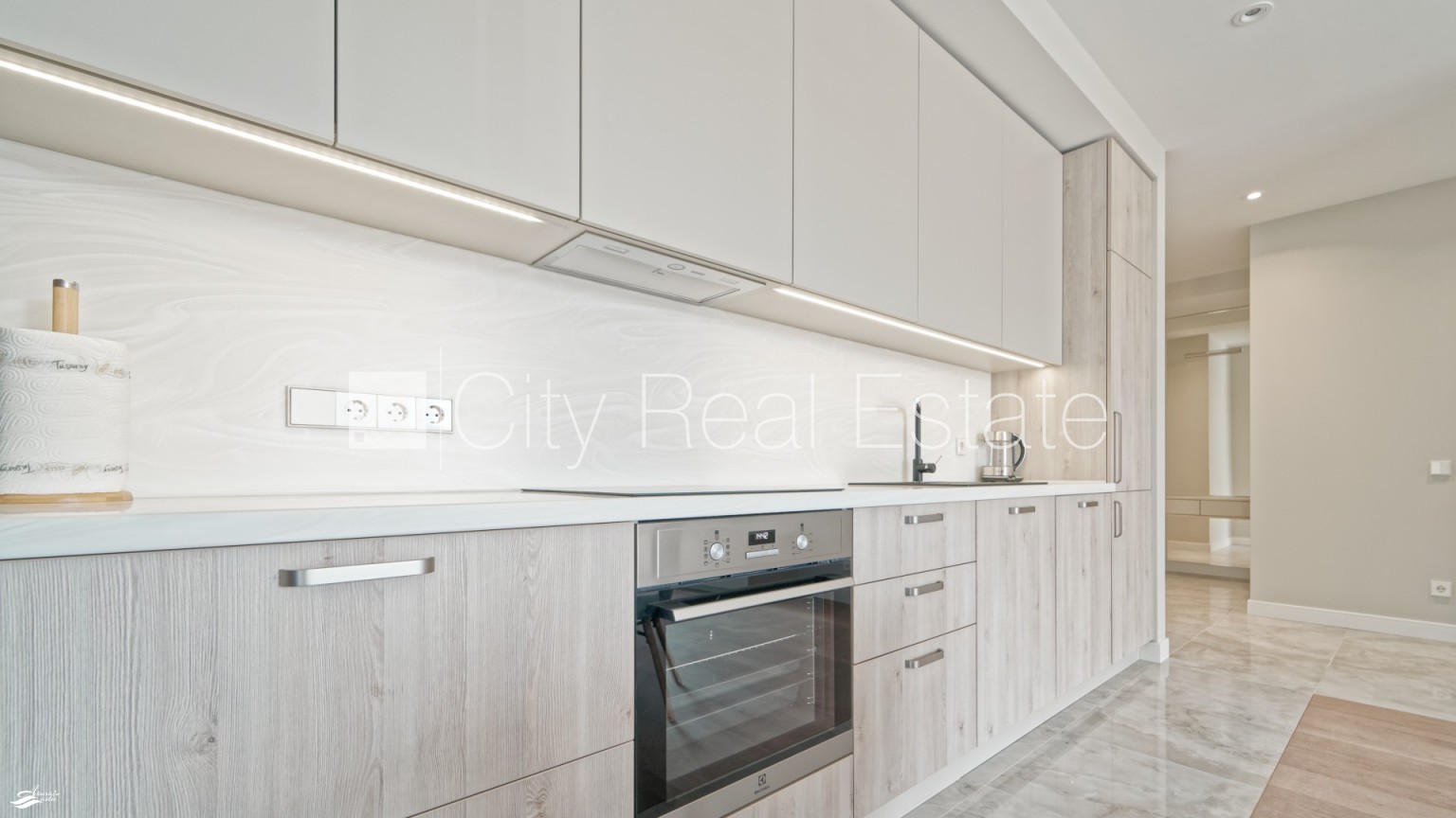 Sludinājumi. Jaunceltne, labiekārtots apzaļumots pagalms, slēgts pagalms, iežogota teritorija ar metāla sētu, Cena: 1500 EUR/mēn Foto #2