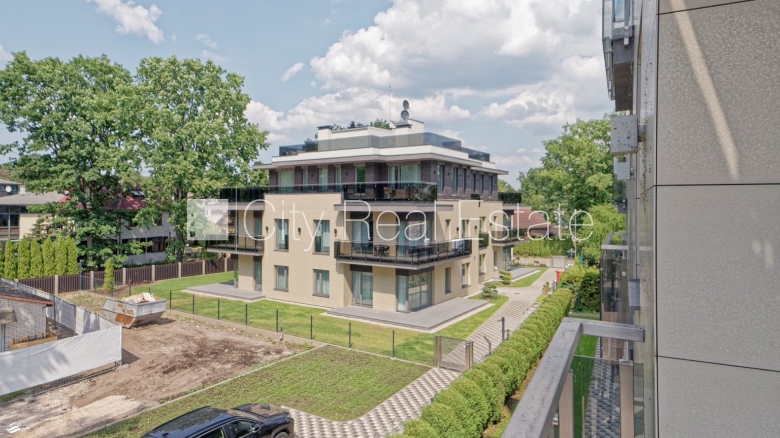 Sludinājumi. Jaunceltne, labiekārtots apzaļumots pagalms, slēgts pagalms, iežogota teritorija ar metāla sētu, Cena: 1500 EUR/mēn Foto #8