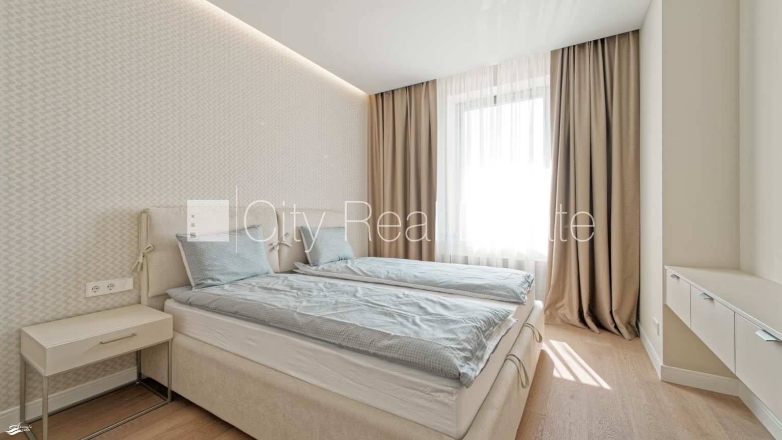 Sludinājumi. Jaunceltne, labiekārtots apzaļumots pagalms, slēgts pagalms, iežogota teritorija ar metāla sētu, Cena: 1500 EUR/mēn Foto #3