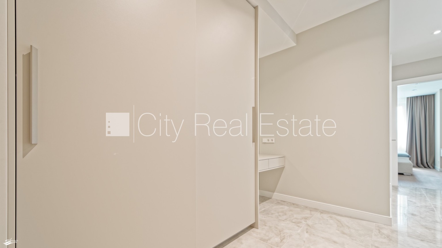 Sludinājumi. Jaunceltne, labiekārtots apzaļumots pagalms, slēgts pagalms, iežogota teritorija ar metāla sētu, Cena: 1500 EUR/mēn Foto #4