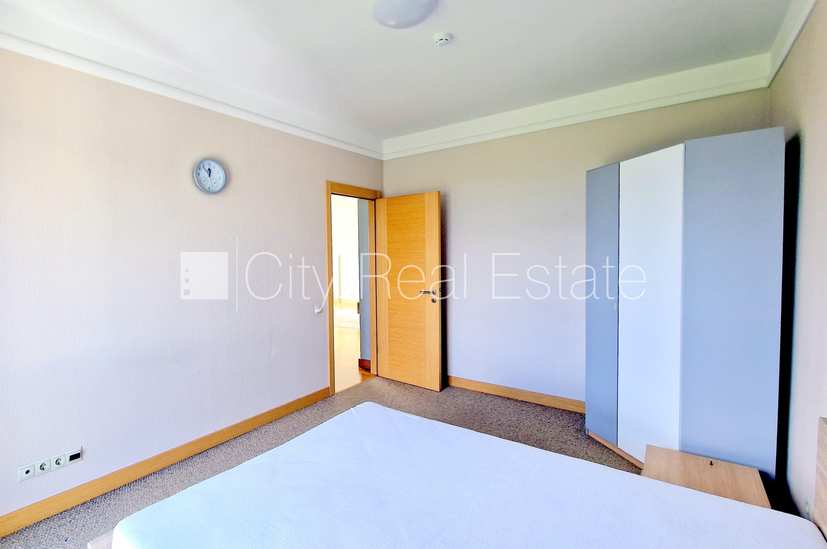 Sludinājumi. Jaunceltne, slēgta teritorija, teritorijas iebrauktuves vārti aprīkoti ar automatizētu atvēršanās Cena: 1000 EUR/mēn Foto #24