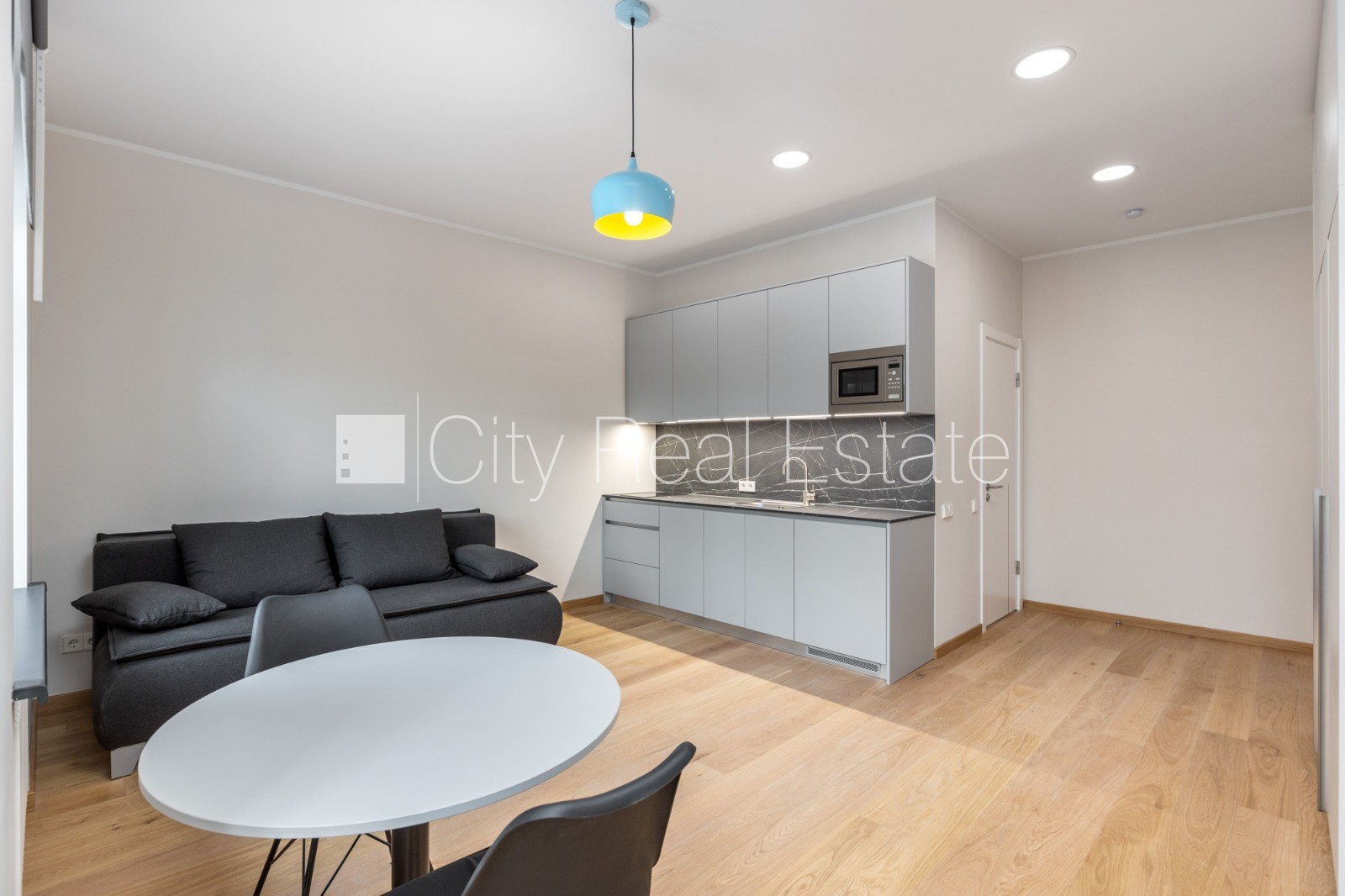 Sludinājumi. Pagalma ēka, renovēta māja, slēgts pagalms, ieeja no pagalma, ir lifts, kāpņu telpa pēc kapitālā Cena: 420 EUR/mēn Foto #1