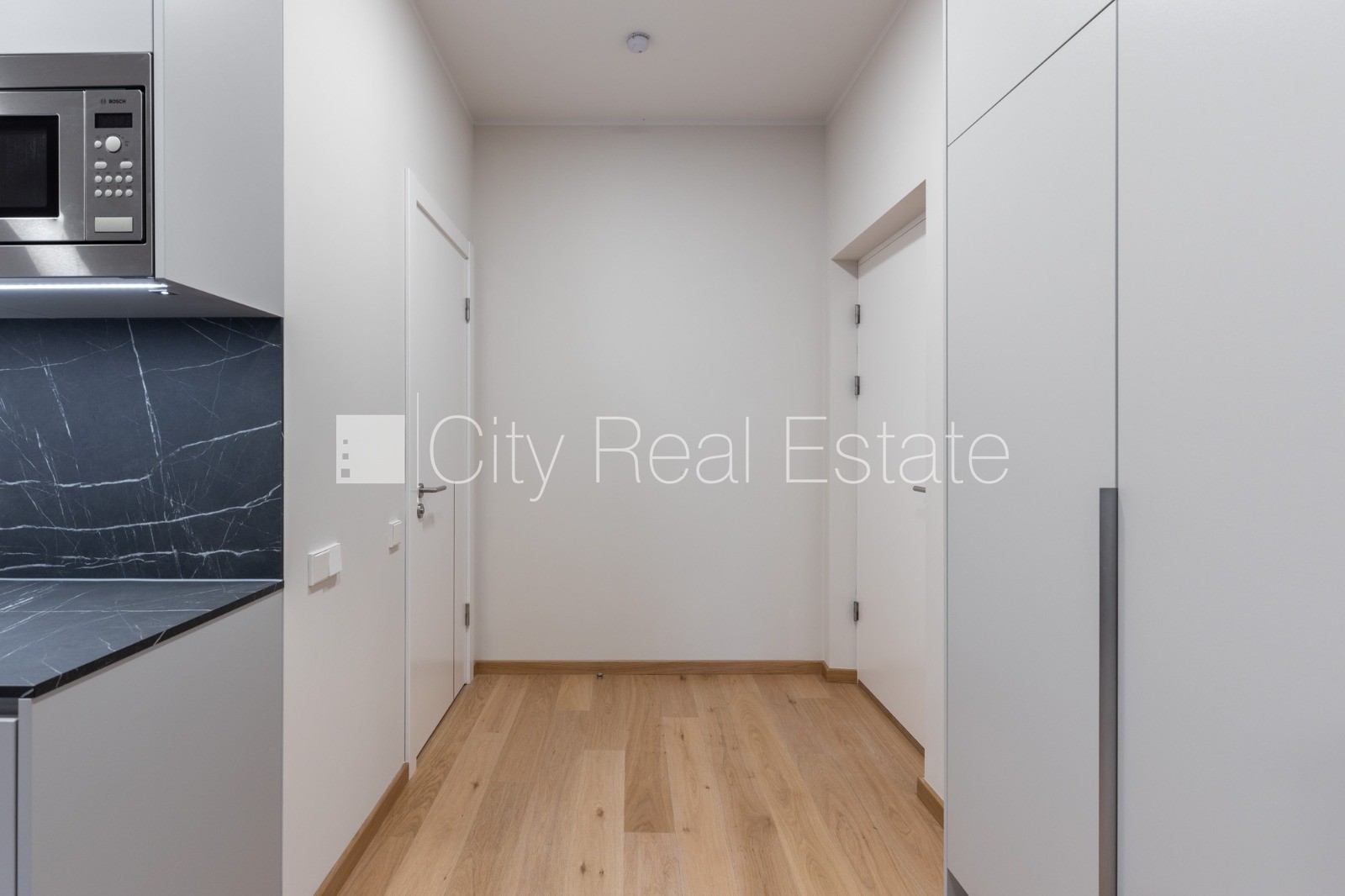 Sludinājumi. Pagalma ēka, renovēta māja, slēgts pagalms, ieeja no pagalma, ir lifts, kāpņu telpa pēc kapitālā Cena: 420 EUR/mēn Foto #5