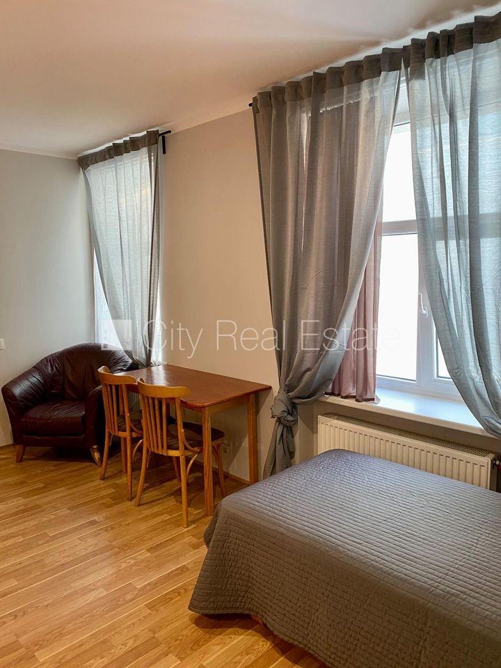 Sludinājumi. Fasādes māja, renovēta māja, slēgts pagalms, ieeja no pagalma, kāpņu telpa pēc kosmētiskā remonta, Cena: 300 EUR/mēn Foto #2