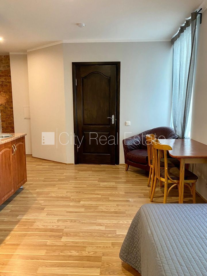 Sludinājumi. Fasādes māja, renovēta māja, slēgts pagalms, ieeja no pagalma, kāpņu telpa pēc kosmētiskā remonta, Cena: 300 EUR/mēn Foto #5