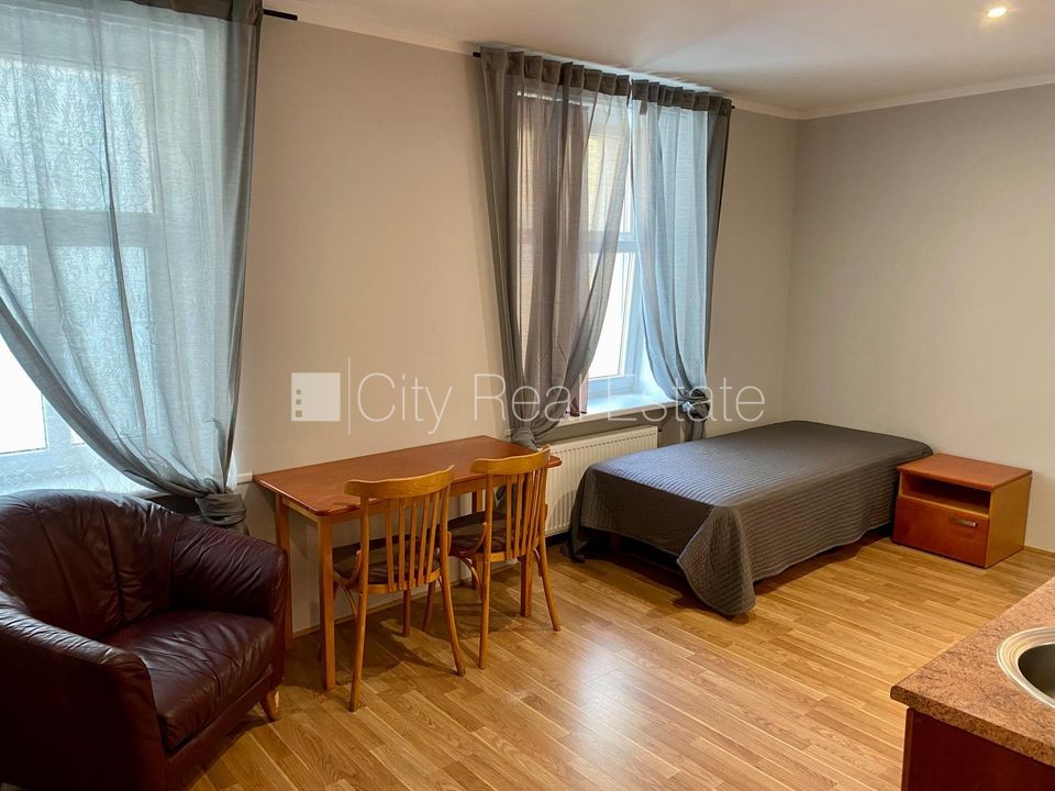 Sludinājumi. Fasādes māja, renovēta māja, slēgts pagalms, ieeja no pagalma, kāpņu telpa pēc kosmētiskā remonta, Cena: 300 EUR/mēn Foto #1