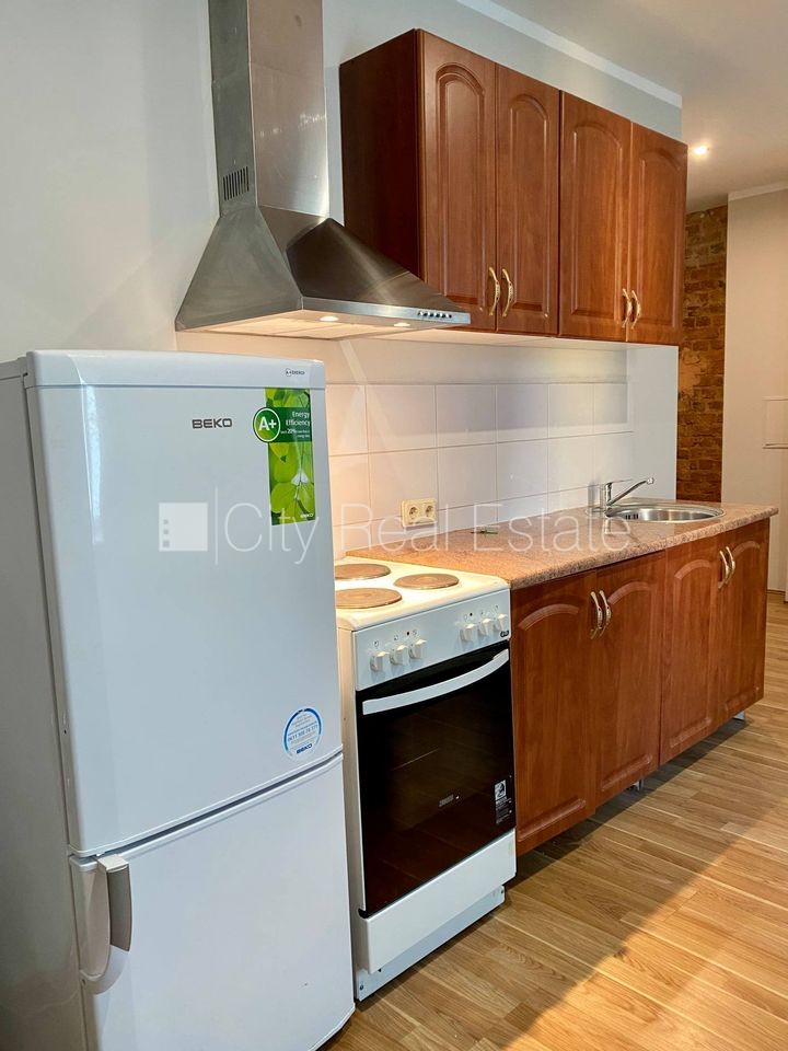 Sludinājumi. Fasādes māja, renovēta māja, slēgts pagalms, ieeja no pagalma, kāpņu telpa pēc kosmētiskā remonta, Cena: 300 EUR/mēn Foto #3