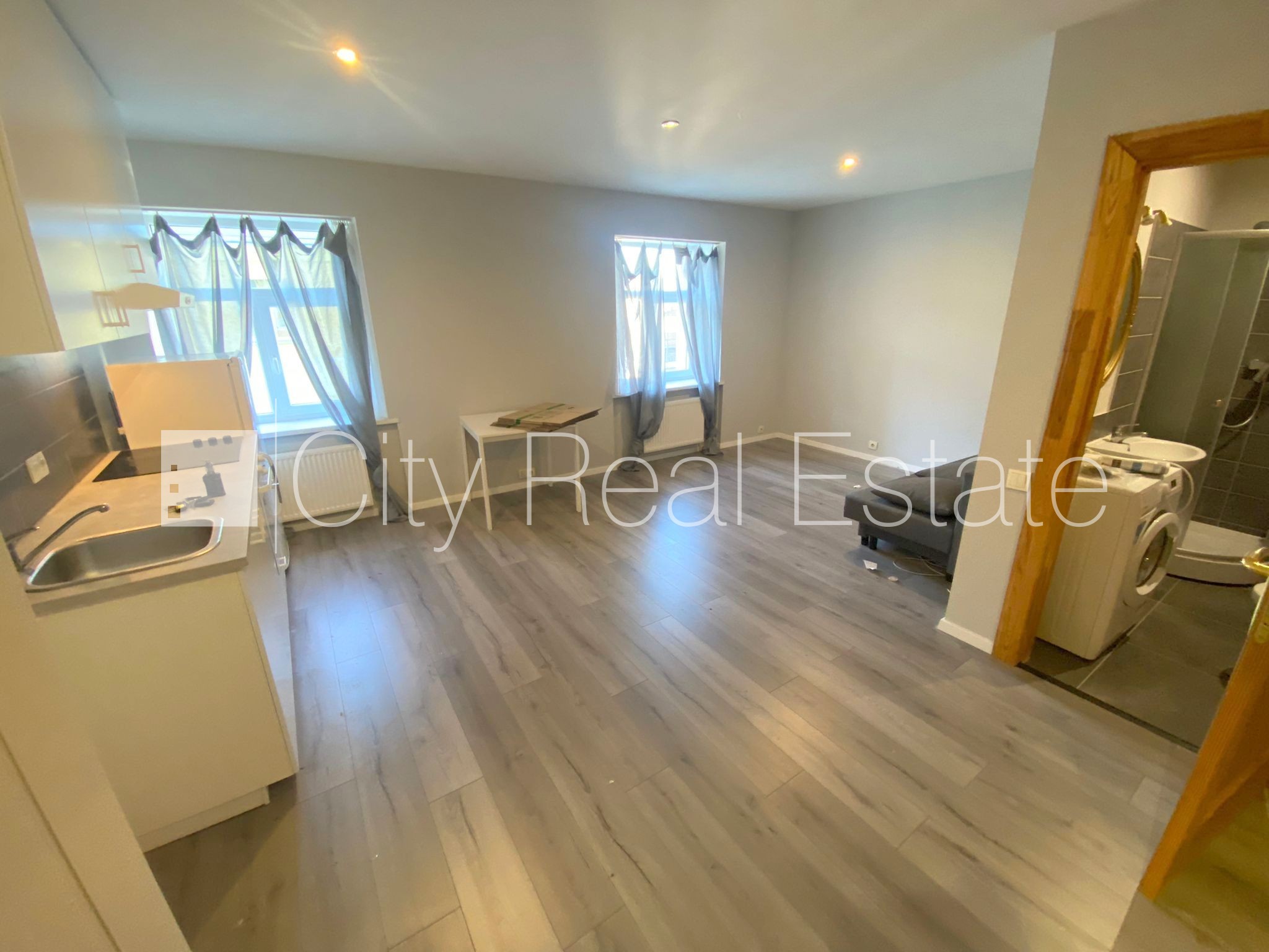 Объявление. Здание во дворе, реновированный дом, закрытый двор, вход с улицы и со двора, лестничная клетка Цена: 350 EUR/мес. Foto #6