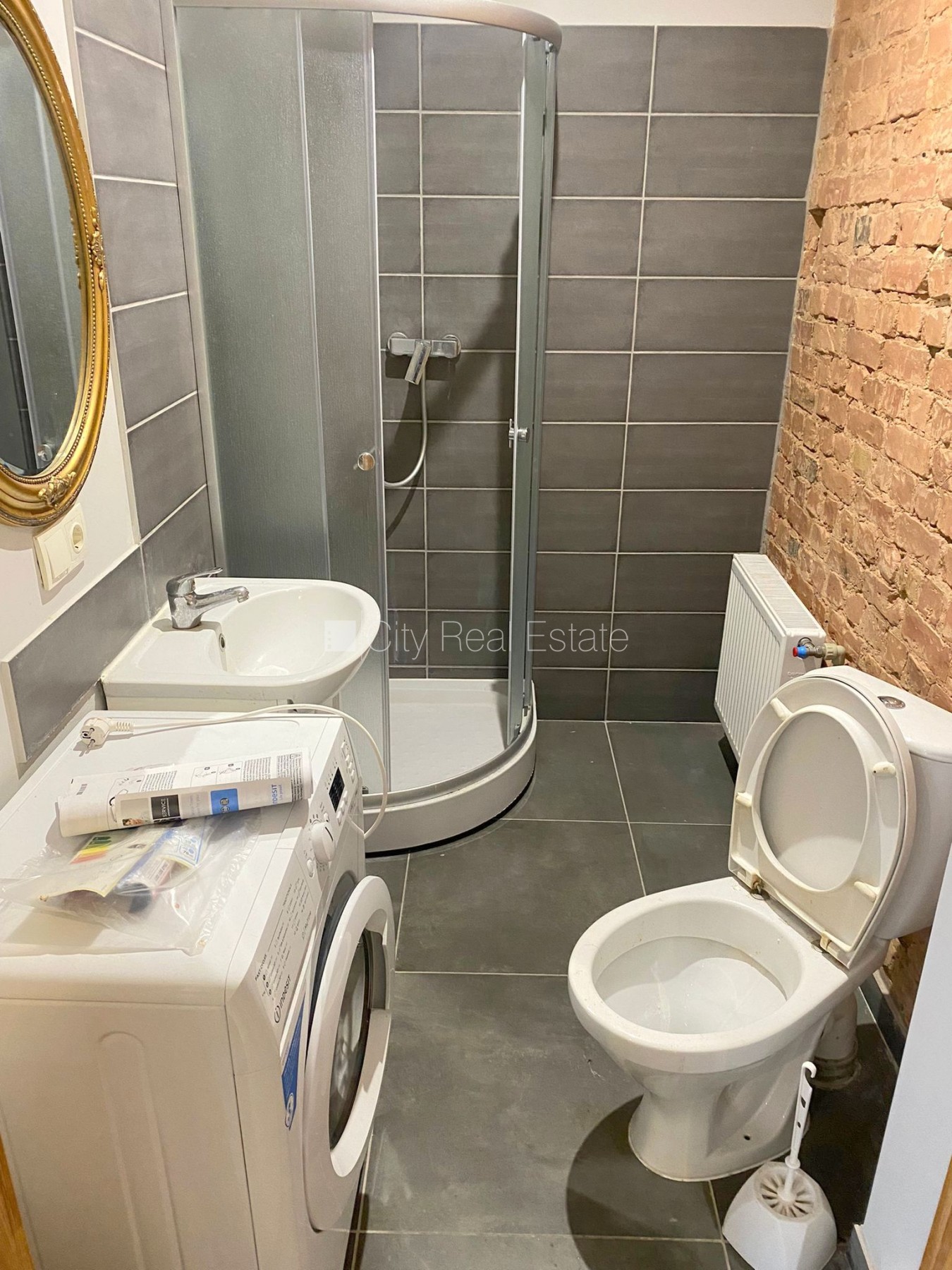 Объявление. Здание во дворе, реновированный дом, закрытый двор, вход с улицы и со двора, лестничная клетка Цена: 350 EUR/мес. Foto #12