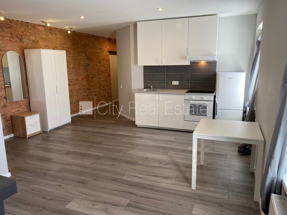 Объявление. Здание во дворе, реновированный дом, закрытый двор, вход с улицы и со двора, лестничная клетка Цена: 350 EUR/мес. Foto #3