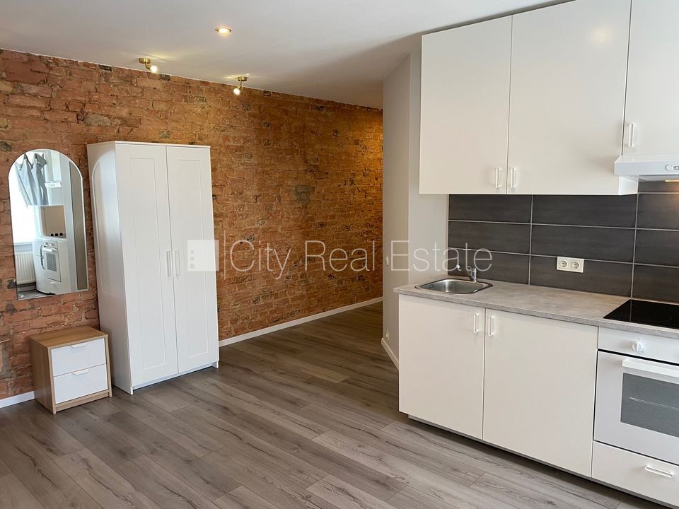 Объявление. Здание во дворе, реновированный дом, закрытый двор, вход с улицы и со двора, лестничная клетка Цена: 350 EUR/мес. Foto #13