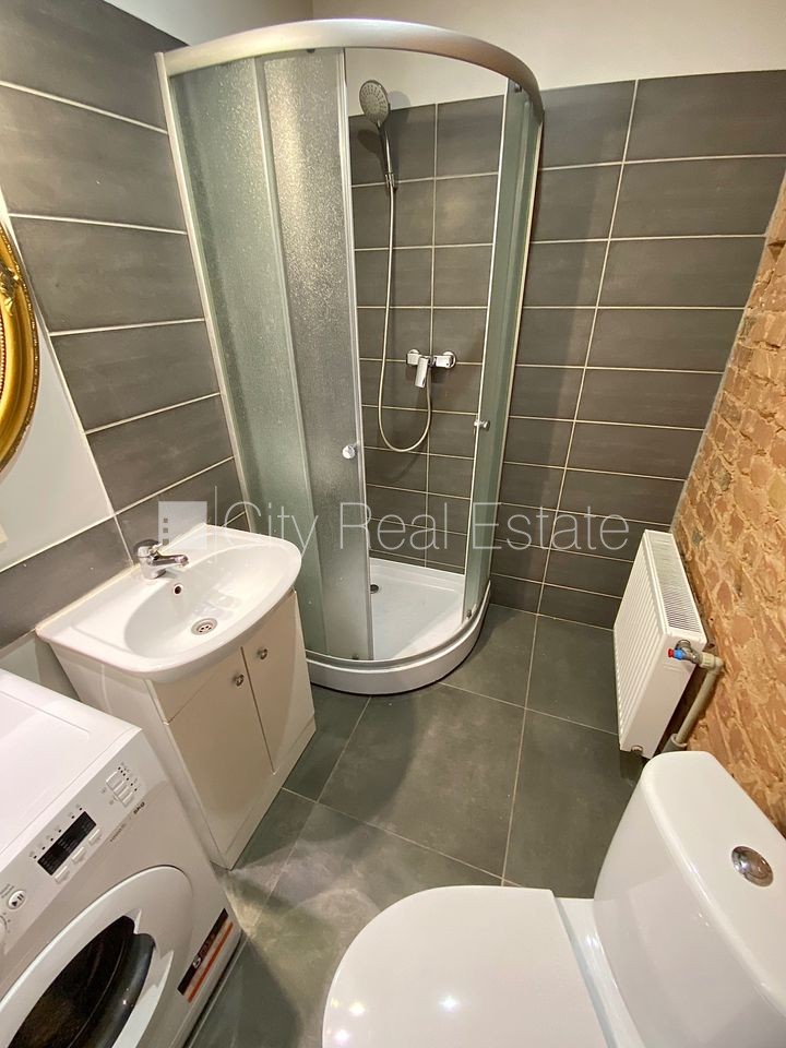 Объявление. Здание во дворе, реновированный дом, закрытый двор, вход с улицы и со двора, лестничная клетка Цена: 350 EUR/мес. Foto #9