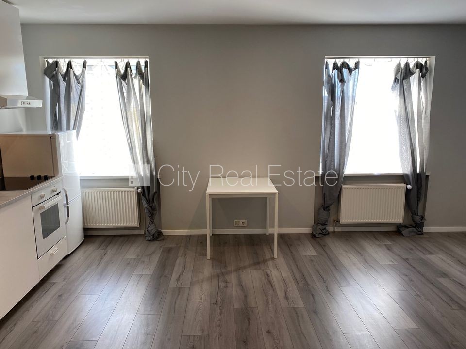 Объявление. Здание во дворе, реновированный дом, закрытый двор, вход с улицы и со двора, лестничная клетка Цена: 350 EUR/мес. Foto #4